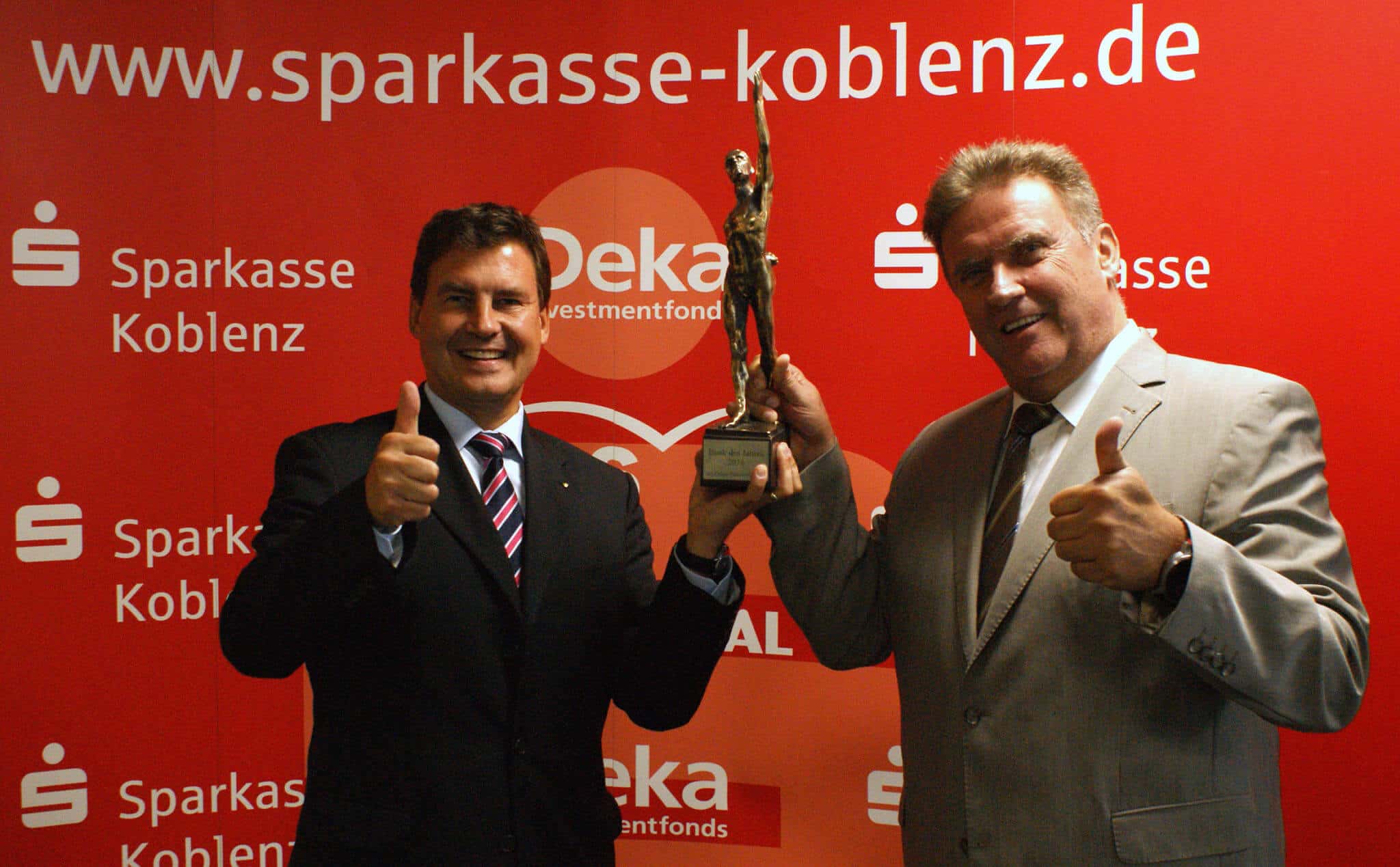 Freuen sich über die Auszeichnung „Bank des Jahres“:  v.l. Matthias Nester, Vorsitzender des Vorstandes und Ernst Josef Lehrer, stv. Vorsitzender des Vorstandes der Sparkasse Koblenz.