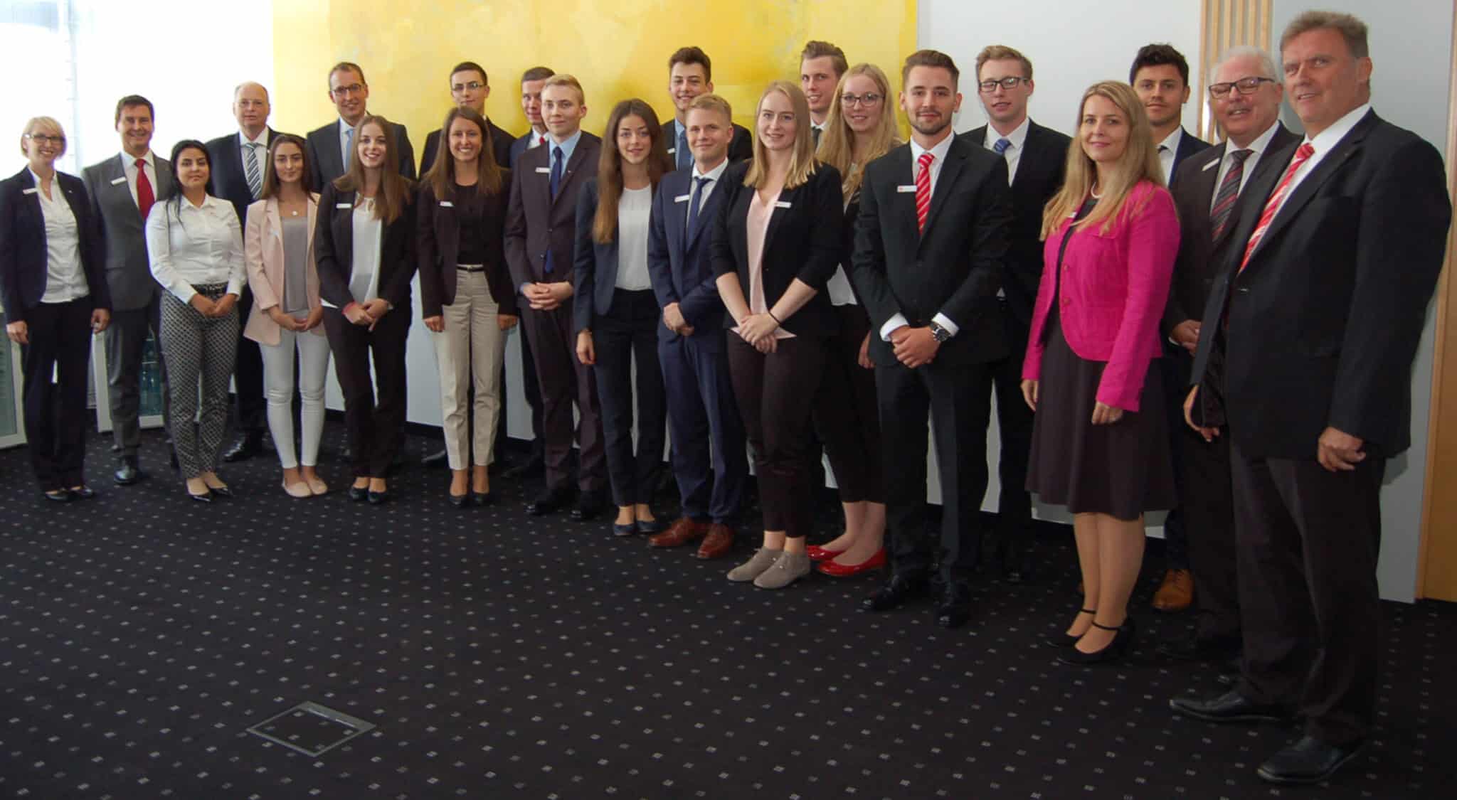 Die neuen Auszubildenden der Sparkasse Koblenz zusammen mit dem Sparkassenvorstand, Vertretern des Personalrats und des Bereichs Personal.