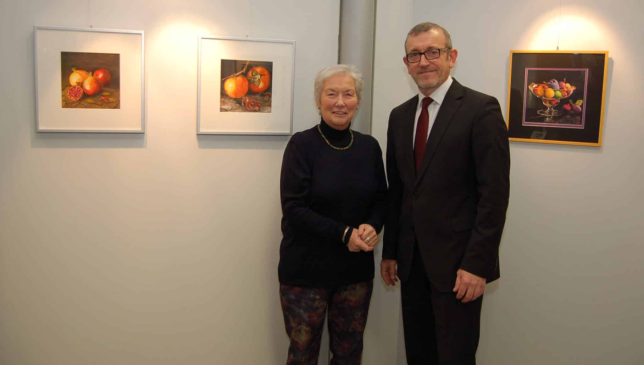 Künstlerin Ursula Pullen zusammen mit Reinhard Schmitz, dem Leiter der Geschäftsstelle Schlossstraße, anlässlich der Ausstellungseröffnung Anfang Januar.