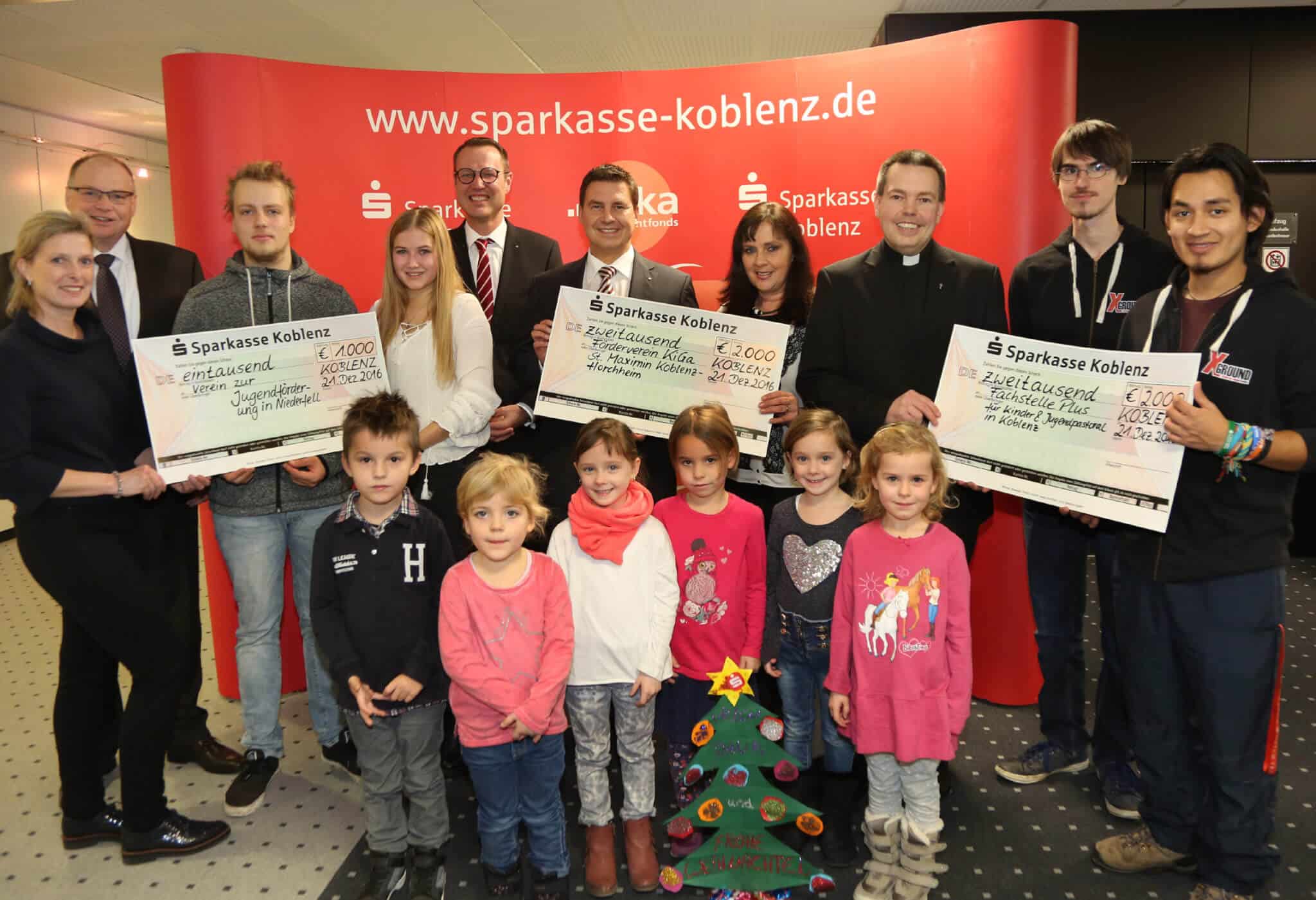 Symbolische Spendenscheck-Übergabe anlässlich der Ausschüttung der Stiftergemeinschaft der Sparkasse Koblenz im Dezember 2016.