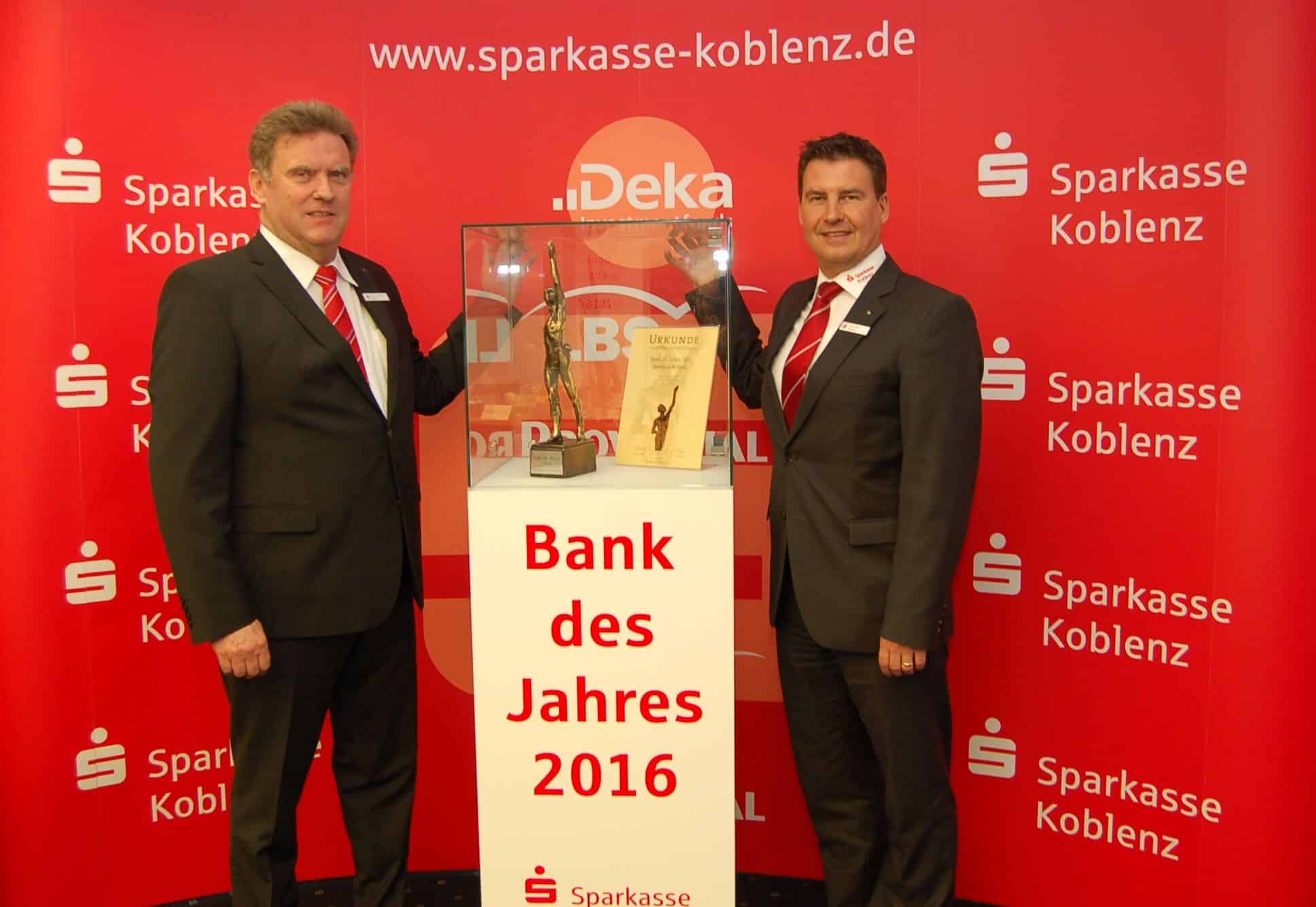 Der Vorstand der Sparkasse, v.l. Ernst Josef Lehrer und Matthias Nester, blickt auf ein zufriedenstellendes Jahr 2016