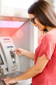 Frau am Geldautomat