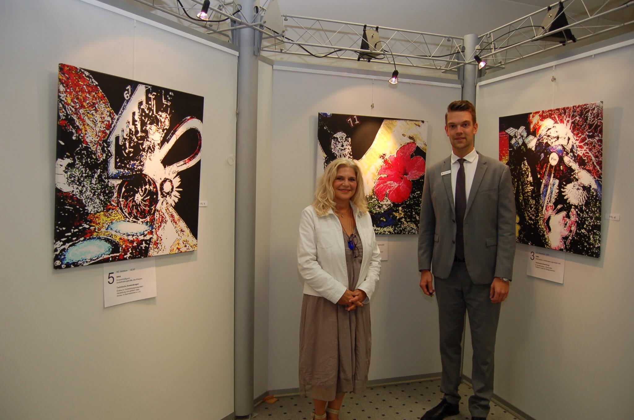 Das Foto zeigt Uta Ewerhardy zusammen mit Michael Wulframm, Kundenberater in der Schlossstraße, anlässlich der Ausstellungseröffnung Ende August.