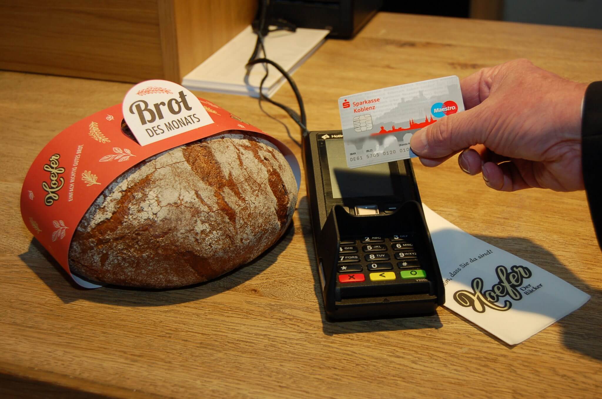 Mit der Sparkassen-Card den Einkauf in der Bäckerei Hoefer schnell und bequem kontaktlos bezahlen.
