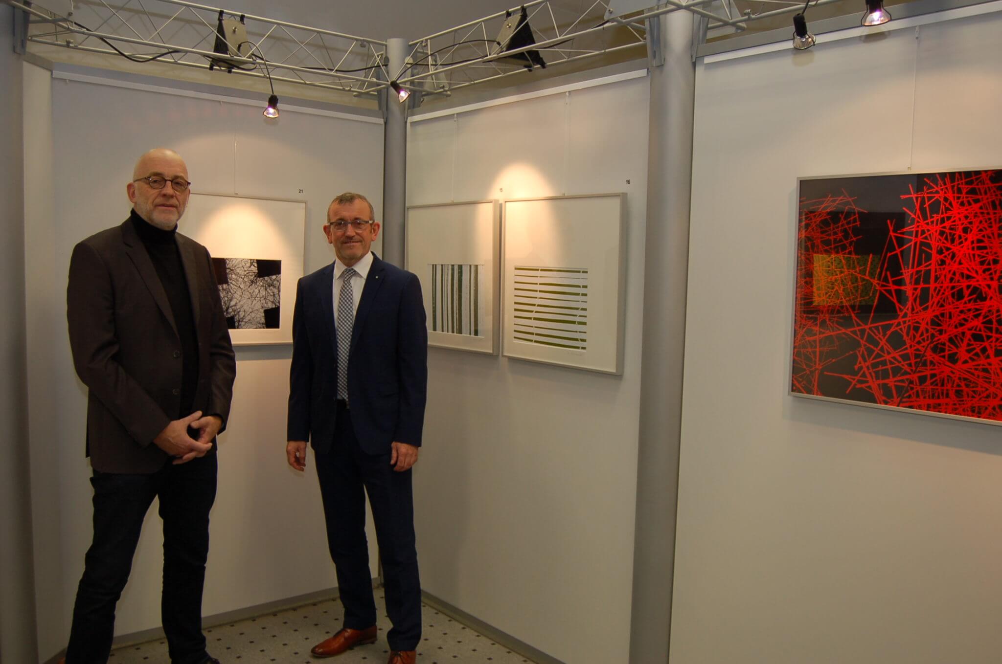 Das Foto zeigt Michael Lanzerath (links) zusammen mit Reinhard Schmitz, dem Leiter der Filiale Schloßstraße anlässlich der Ausstellungseröffnung Ende November.