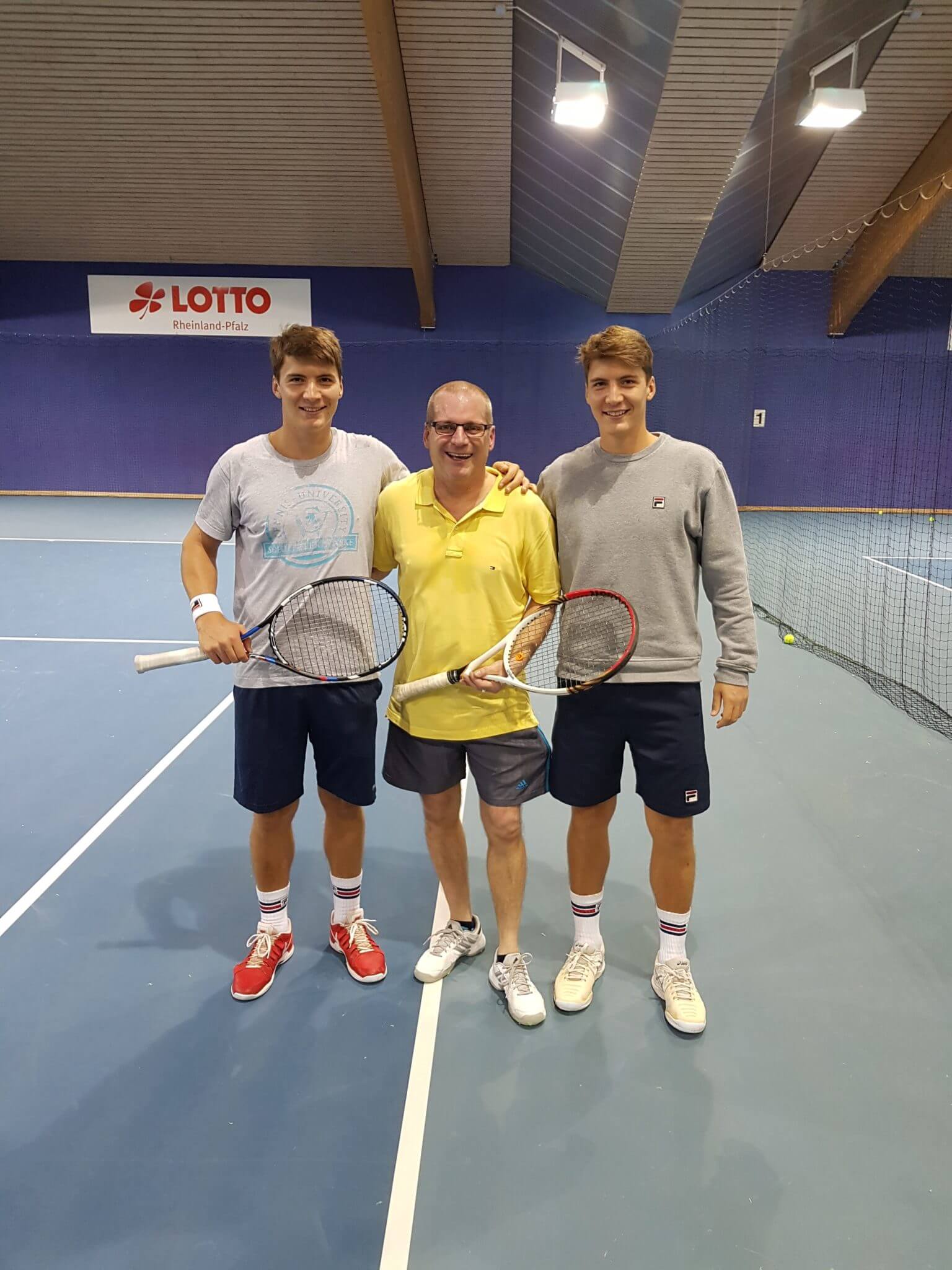 Koblenz Open 2018_Tennisstunde mit dem Profi: Gewinner Torsten Schupp (Mitte) mit Matej und Ivan Sabanov (v.l.)