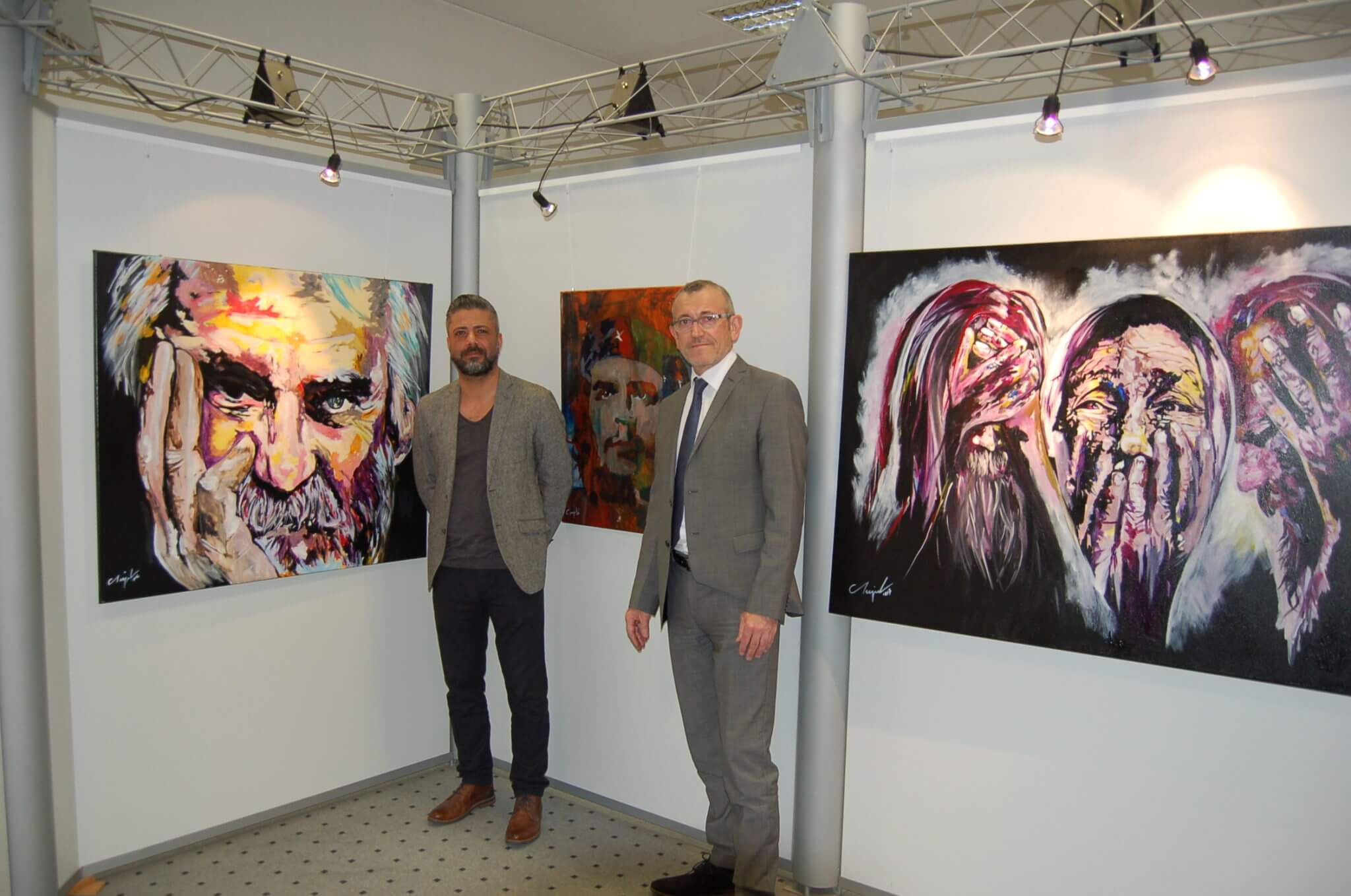 Das Foto zeigt den Künstler Levent Geyik (links) zusammen mit Reinhard Schmitz, Leiter in der Schlossstraße, anlässlich der Ausstellungseröffnung Anfang April.