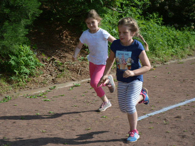 Kinder laufen für das Sportabzeichen