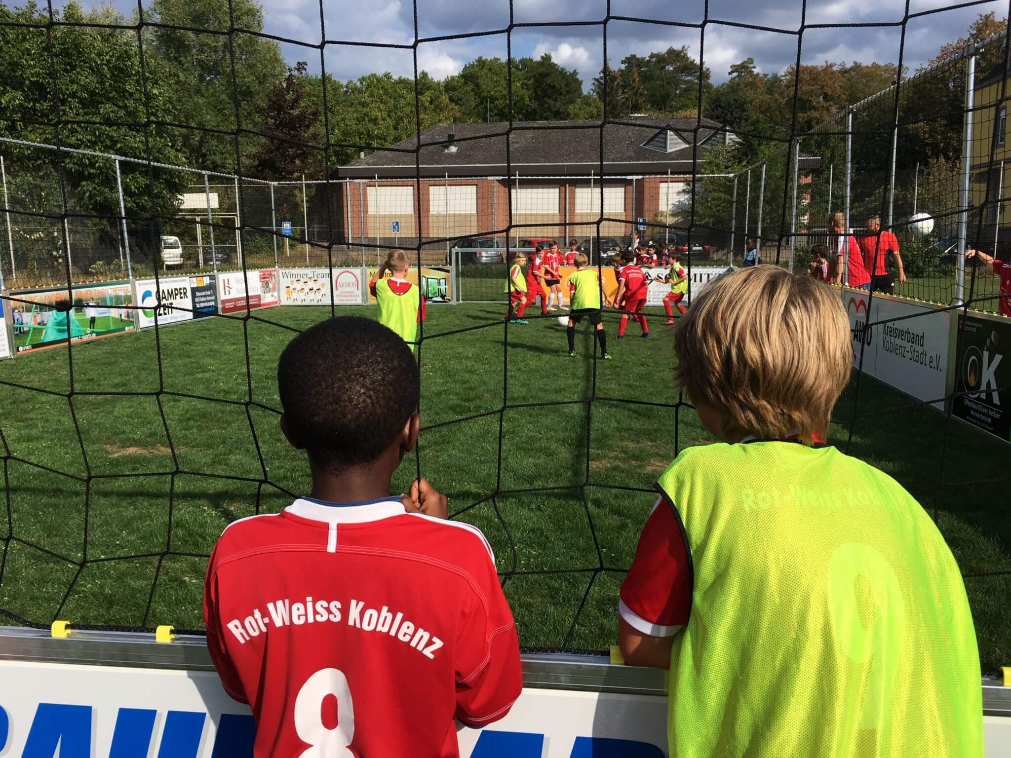 Jungs bei Cage Soccer Anlage