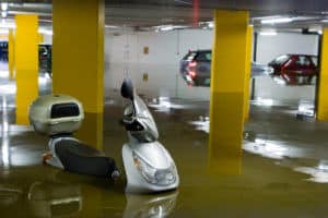 Unwetter: überflutete Garage
