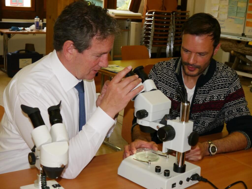 Zwei Forscher der Biologie