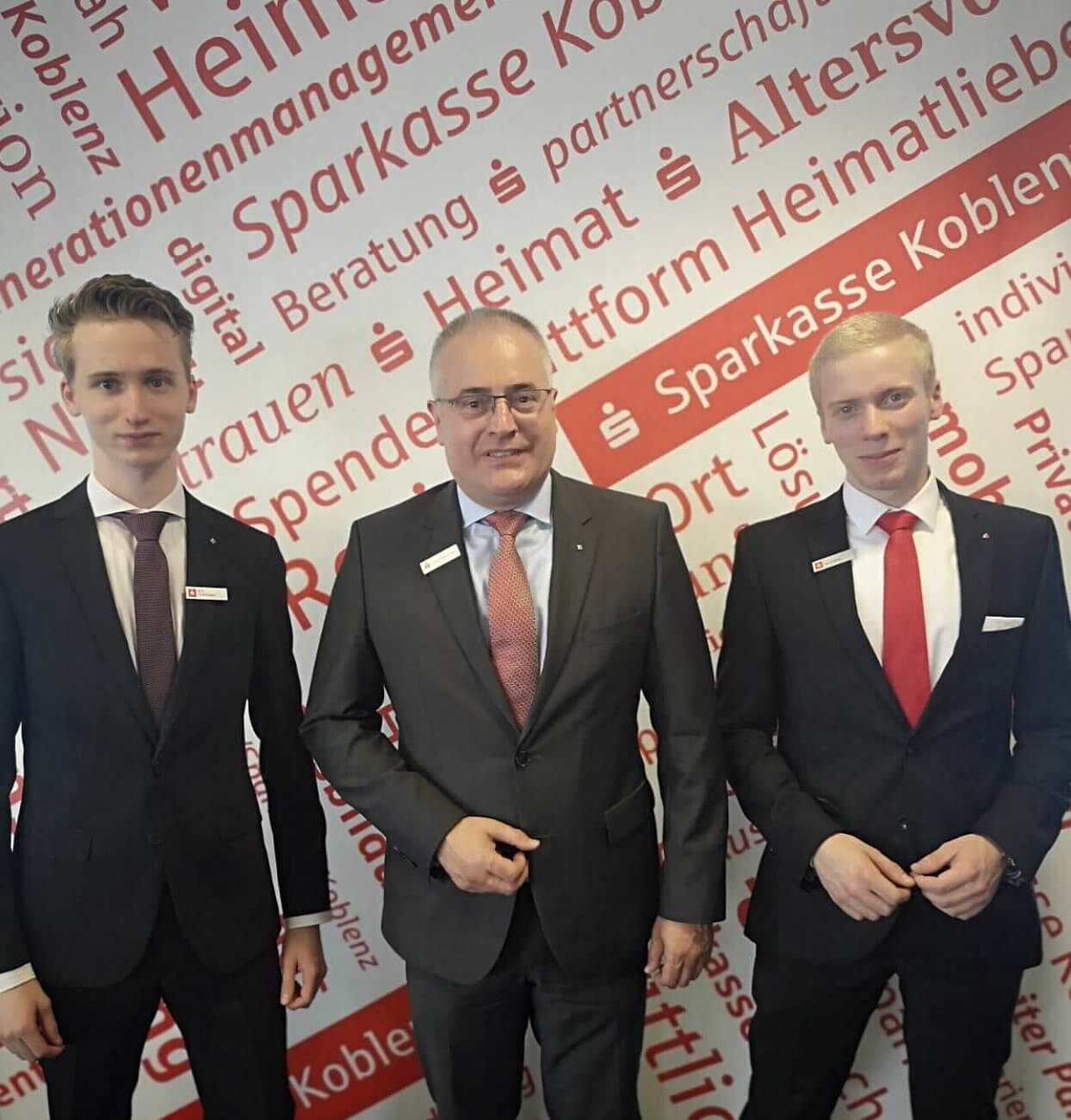 Brezelrunde mit dem Vorstand: Vorstand Jörg Perscheid mit unseren Azubis Erik Strottmann und Jan Krämer (rechts)