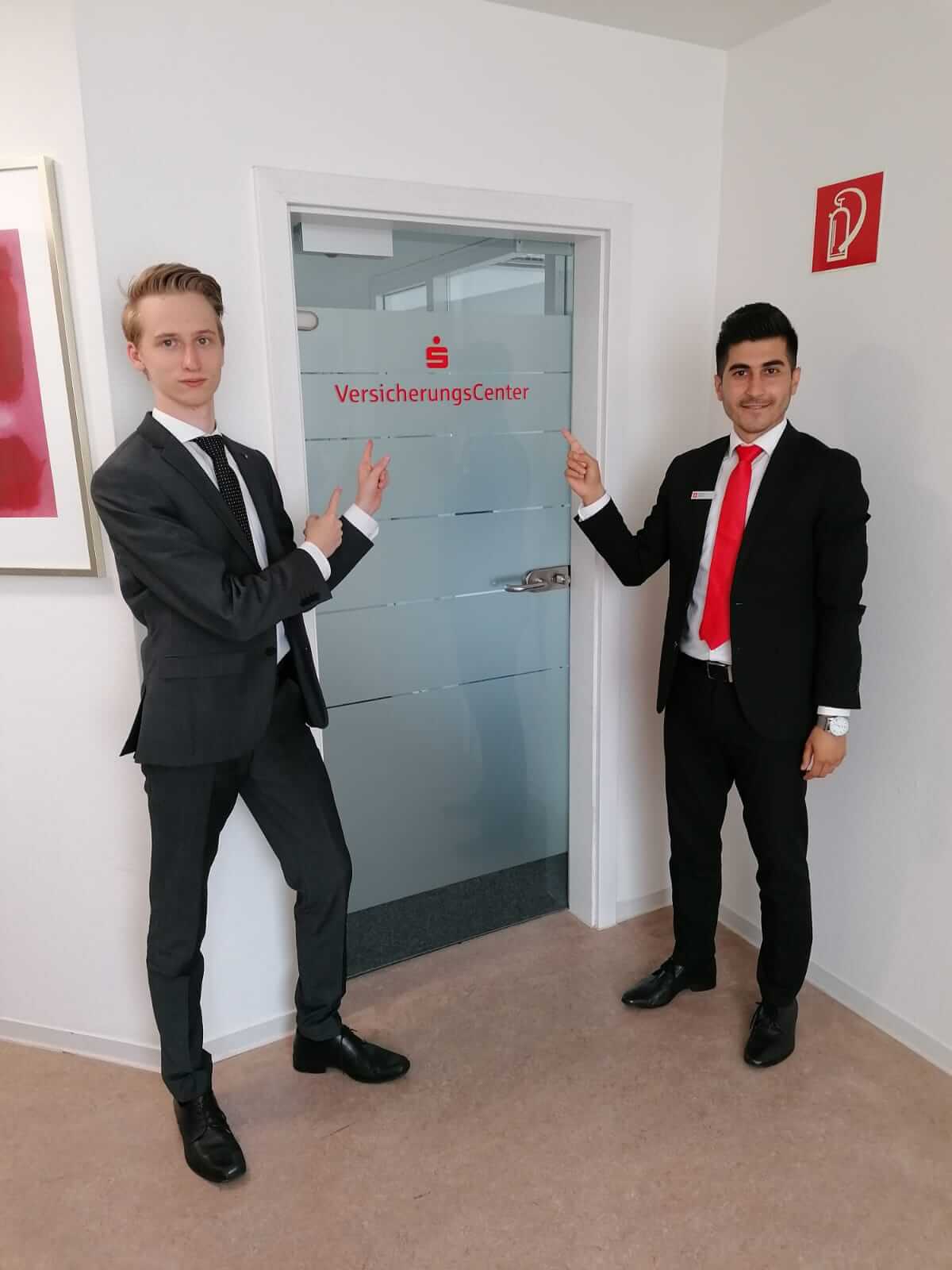Erik Strottmann und Mohamad Alkhalil vor den Türen des VersicherungsCenters der Sparkasse Koblenz