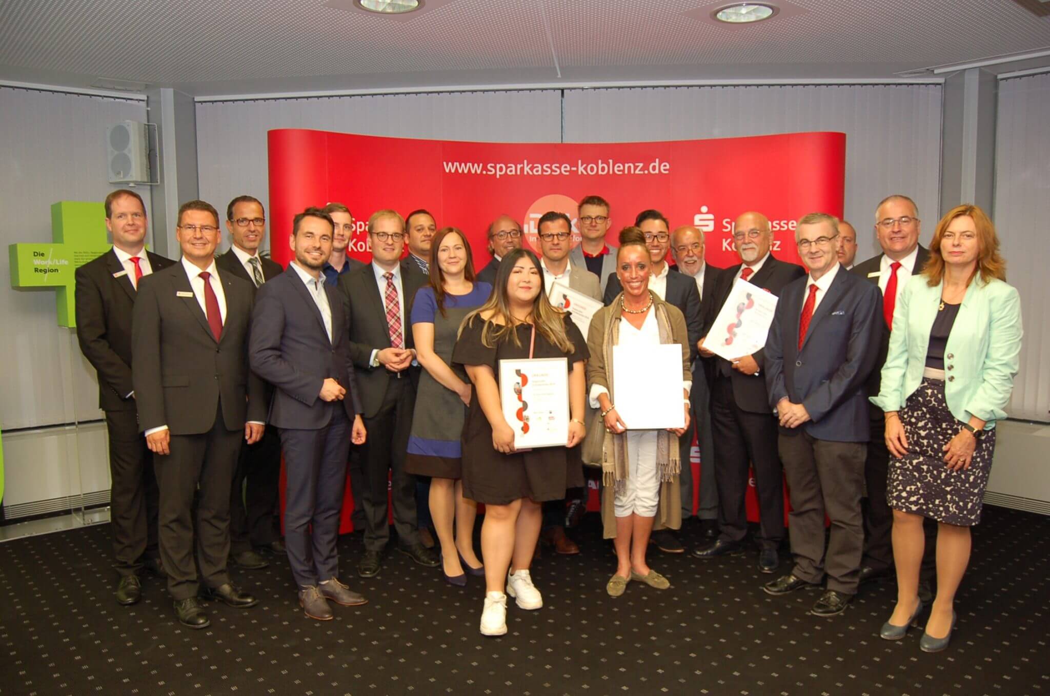 Regionaler Gründerpreis 2019: Gruppenbild mit Preisträgern, Laudatoren und Vorstand der Sparkasse Koblenz.