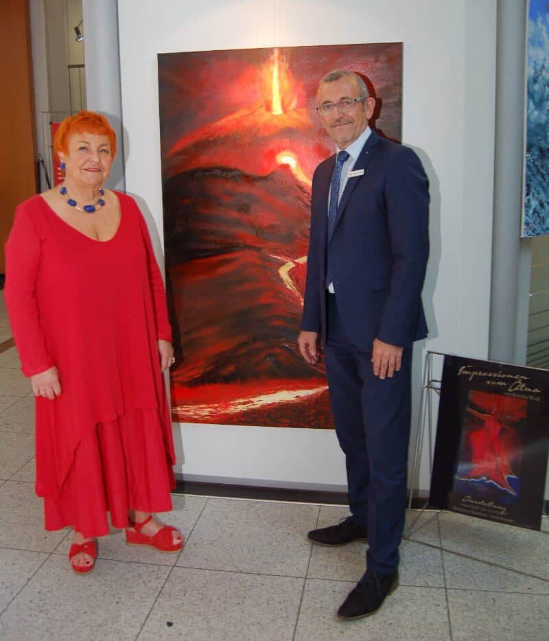 Irmelin Wolf (links) zusammen mit stv. Filialleiter Reinhard Schmitz, anlässlich der Ausstellungseröffnung im September.