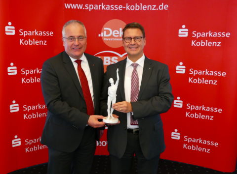 Freuen sich über die Auszeichnung „Premier-Bank 2019“. (v.l.) Jörg Perscheid, Vorstand und Matthias Nester, Vorstandsvorsitzender der Sparkasse Koblenz.