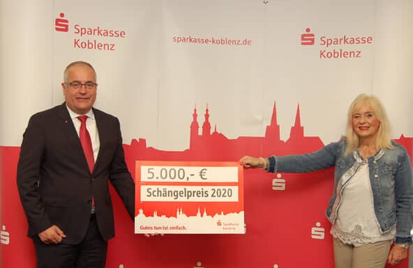 Symbolische Scheckübergabe durch Jörg Perscheid, Vorstand der Sparkasse Koblenz