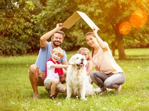 Immobilienfinanzierung: Familie im Garten