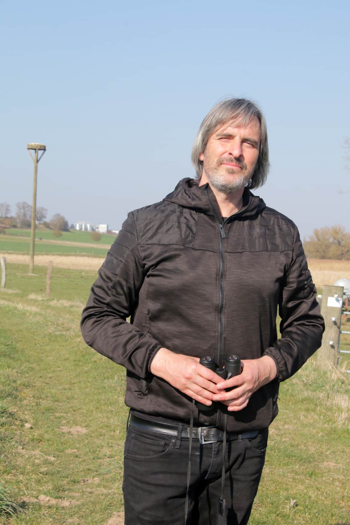 Jörg Hilgers, Biologe der Stiftung für Natur und Umwelt im Kreis Mayen-Koblenz, im Hintergrund ist die Storchenplattform.