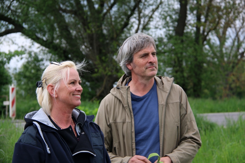 Leiterin der Stiftung für Natur und Umwelt Tanja Stromberg (links) gemeinsam mit Biologen Jörg Hilgers (rechts).