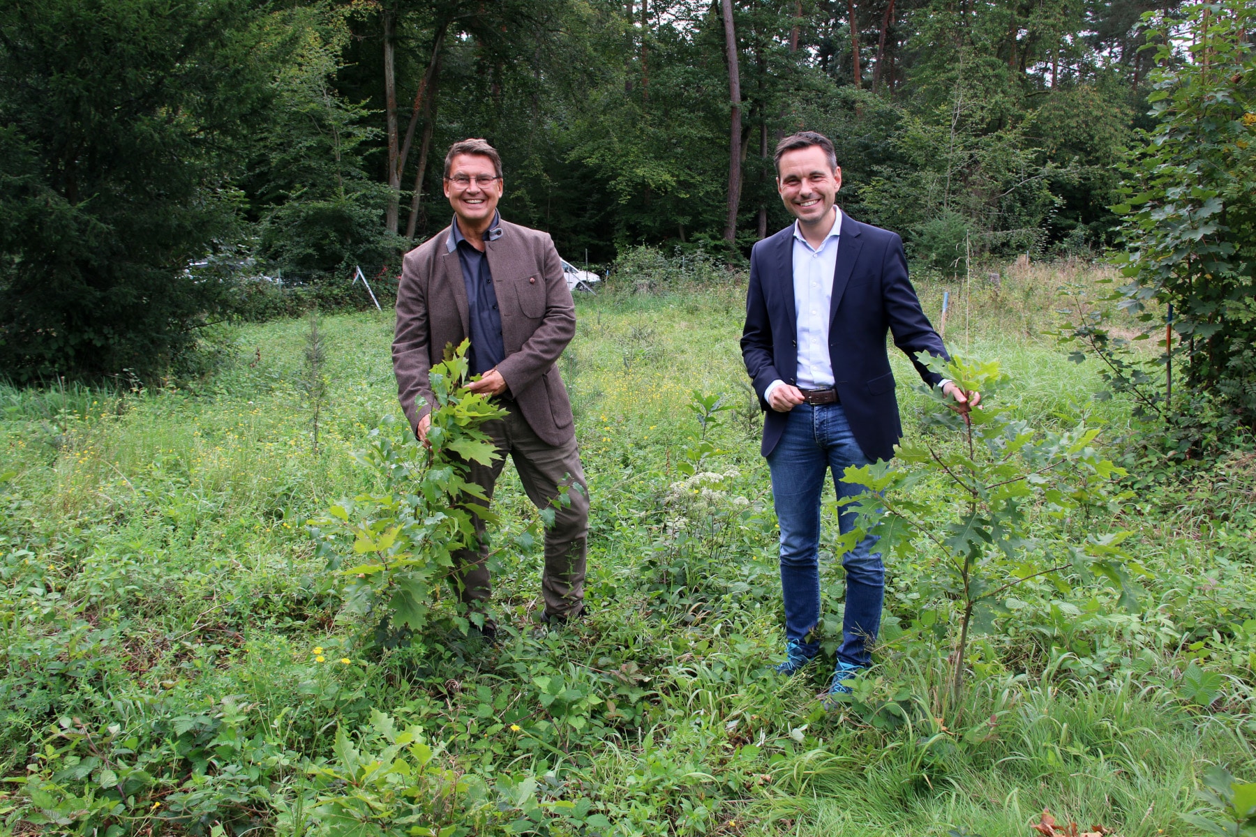 Matthias Nester (links) und David Langner (rechts) begutachten gemeinsam den Fortschritt des „Klimawaldes“.