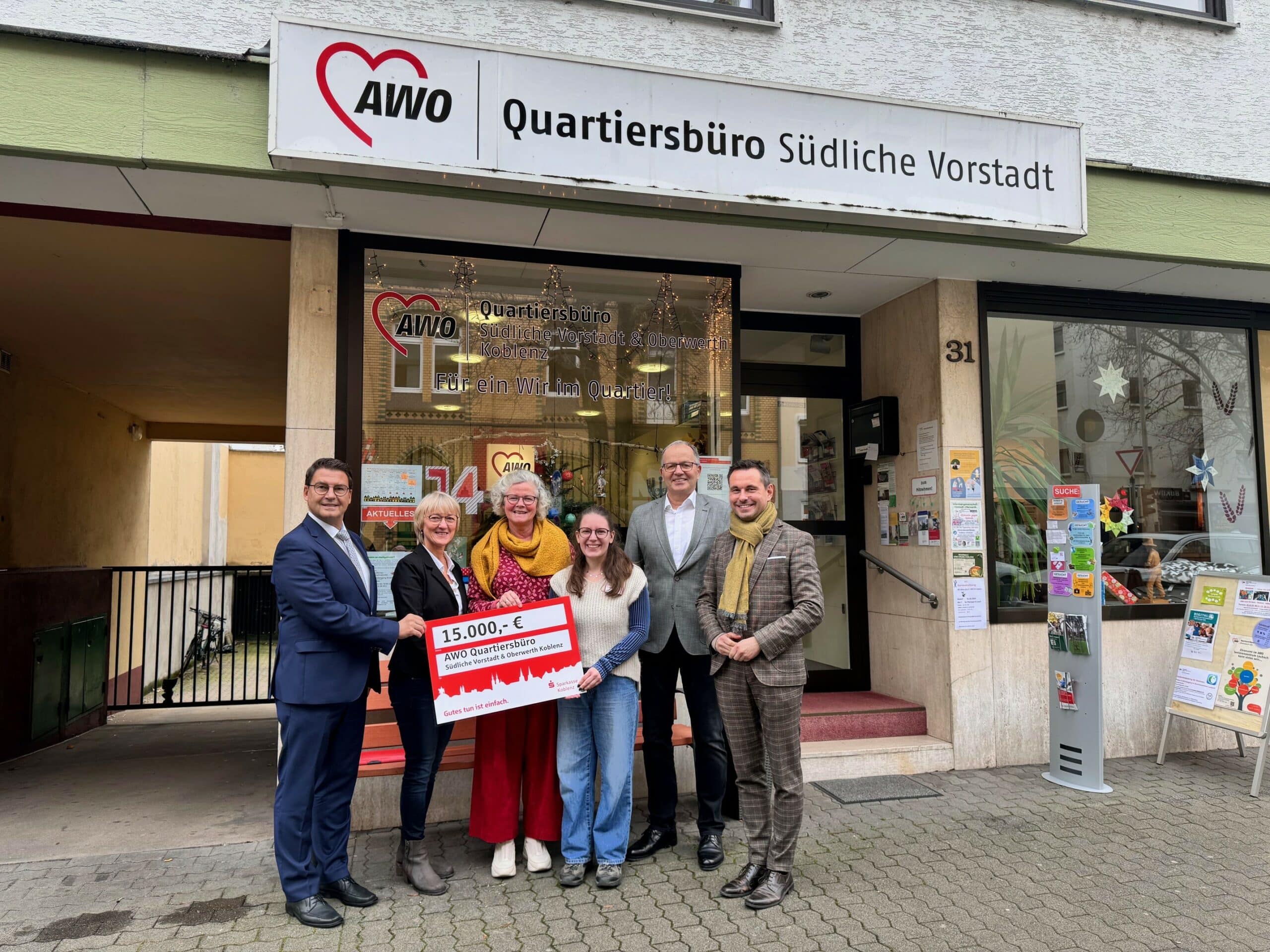 Gruppenbild AWO Rheinland mit Spendenscheckübergabe Matthias Nester und David Langner