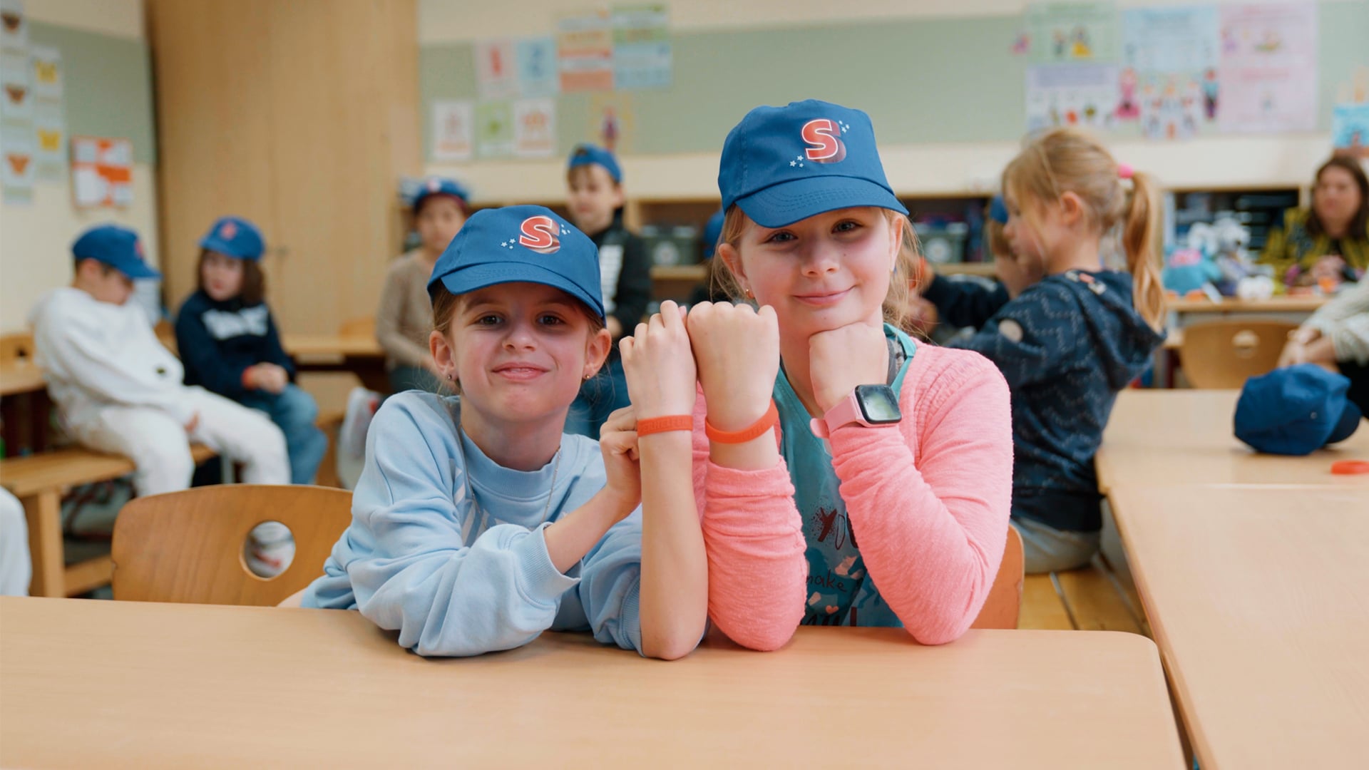 SUPERHELFER-Projekt des DRK: Kinder zeigen ihre "SUPERHELFER"-Armbänder