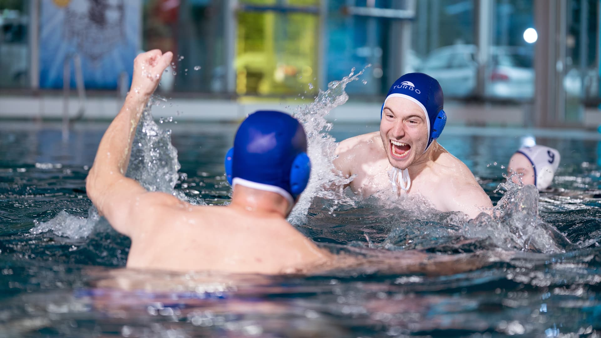 SC Poseidon: zwei Wasserball-Sportler freuen sich über ein Tor