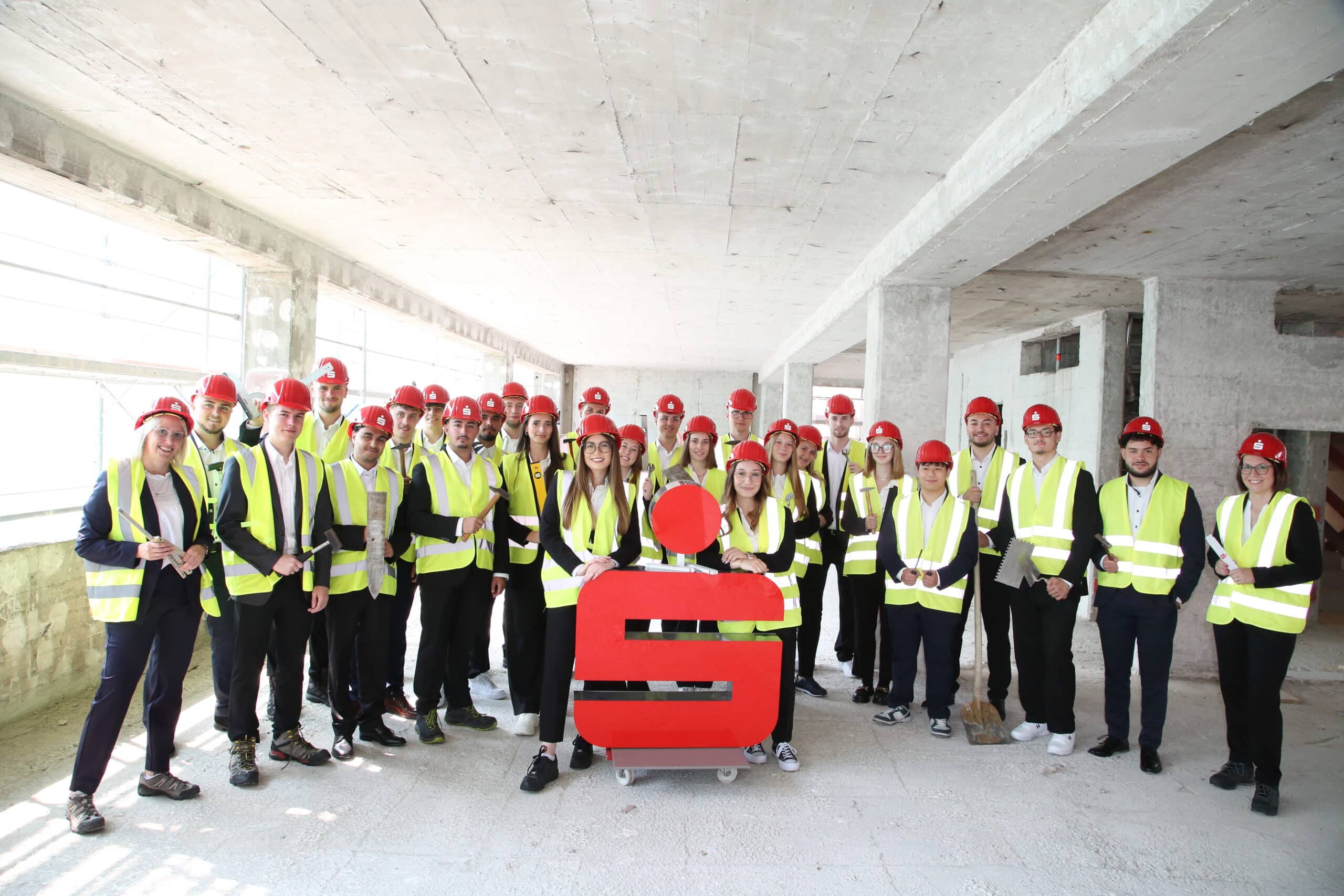 Bild 3: Neue Auszubildende Sparkasse Koblenz: Gruppenbild im Hochhaus am Wöllershof