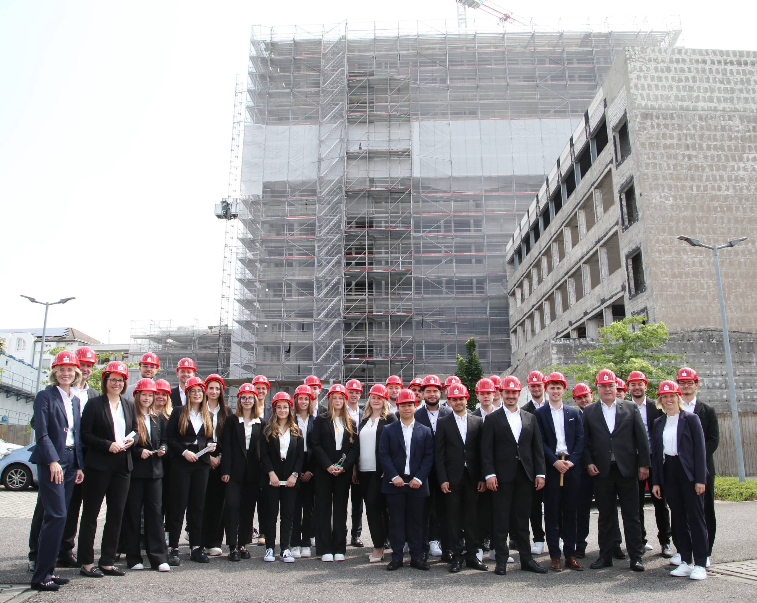 Bild 2: Neue Auszubildende Sparkasse Koblenz: Gruppenbild vor dem Hochhaus am Wöllershof