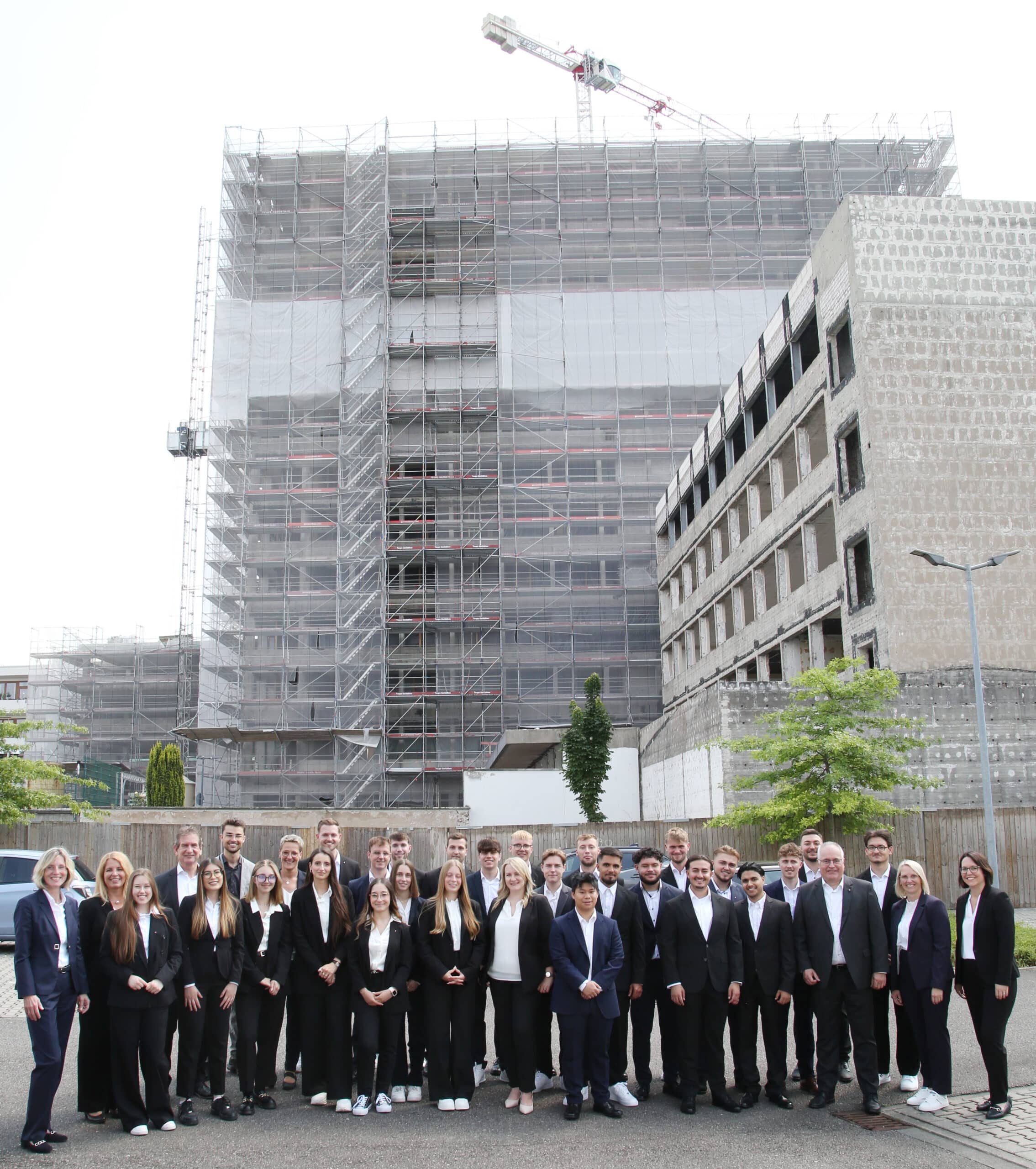 Bild 1: Neue Auszubildende der Sparkasse Koblenz: Gruppenbild vor dem Hochhaus am Wöllershof