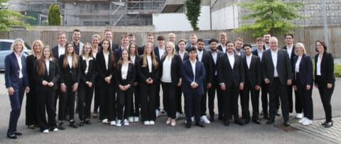 Neue Auszubildende Sparkasse Koblenz: Gruppenbild vor dem Hochhaus am Wöllershof