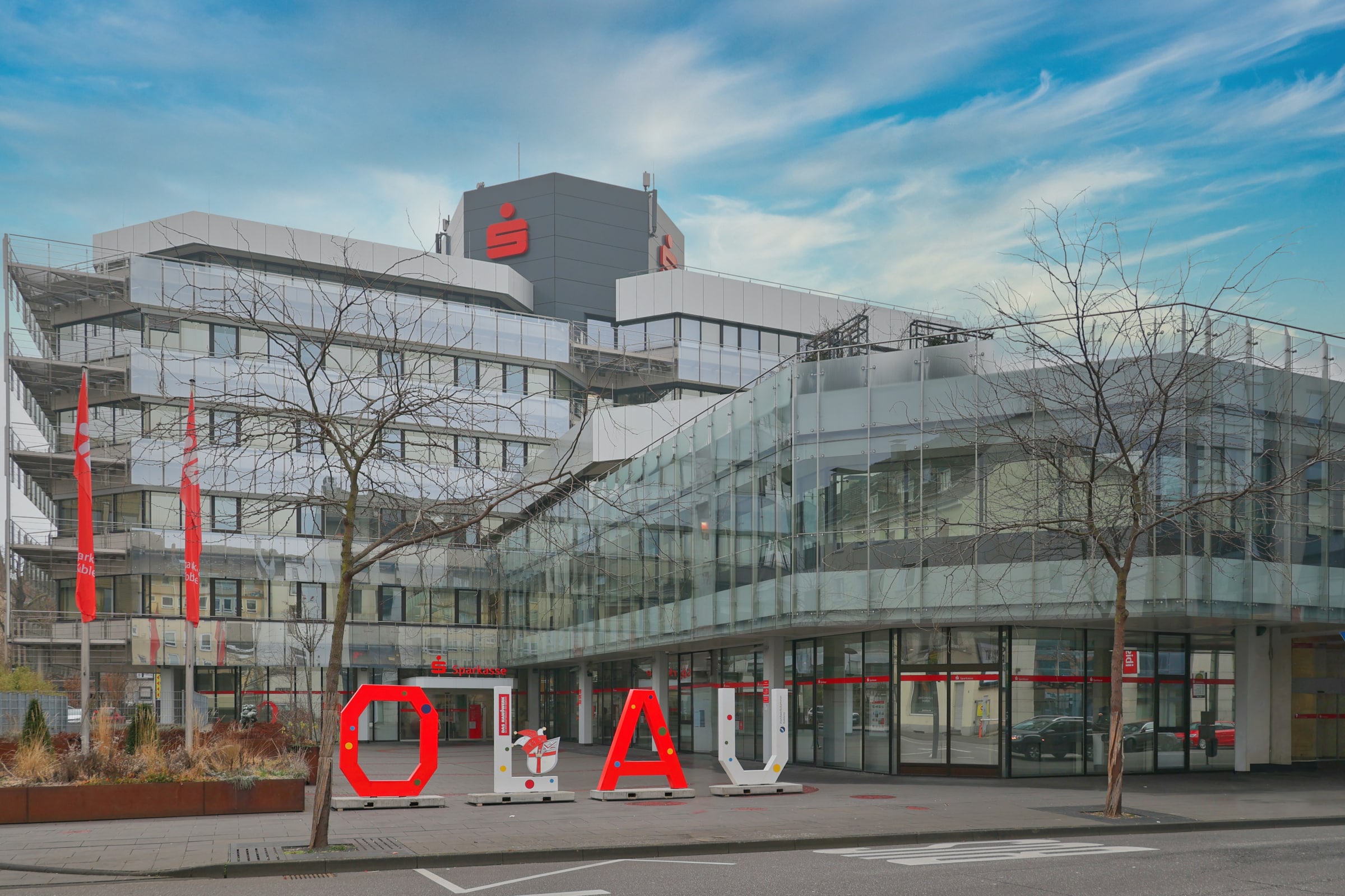 Der Schriftzug vor der Hauptstelle der Sparkasse Koblenz. Foto: Dieter Lösch