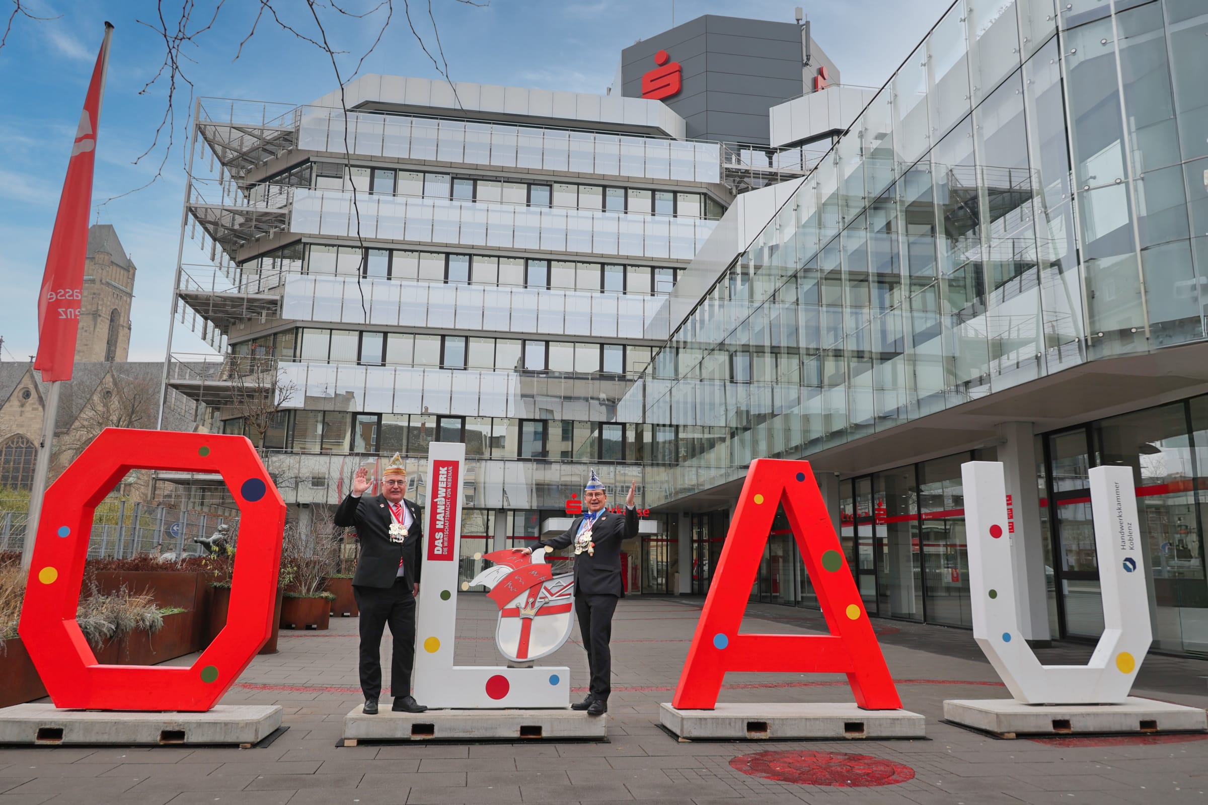 Der Vorstand der Sparkasse Koblenz, Jörg Perscheid (links) und Matthias Nester (rechts), wünscht allen Jecken viel Freude beim Feiern der fünften Jahreszeit.  Foto: Dieter Lösch