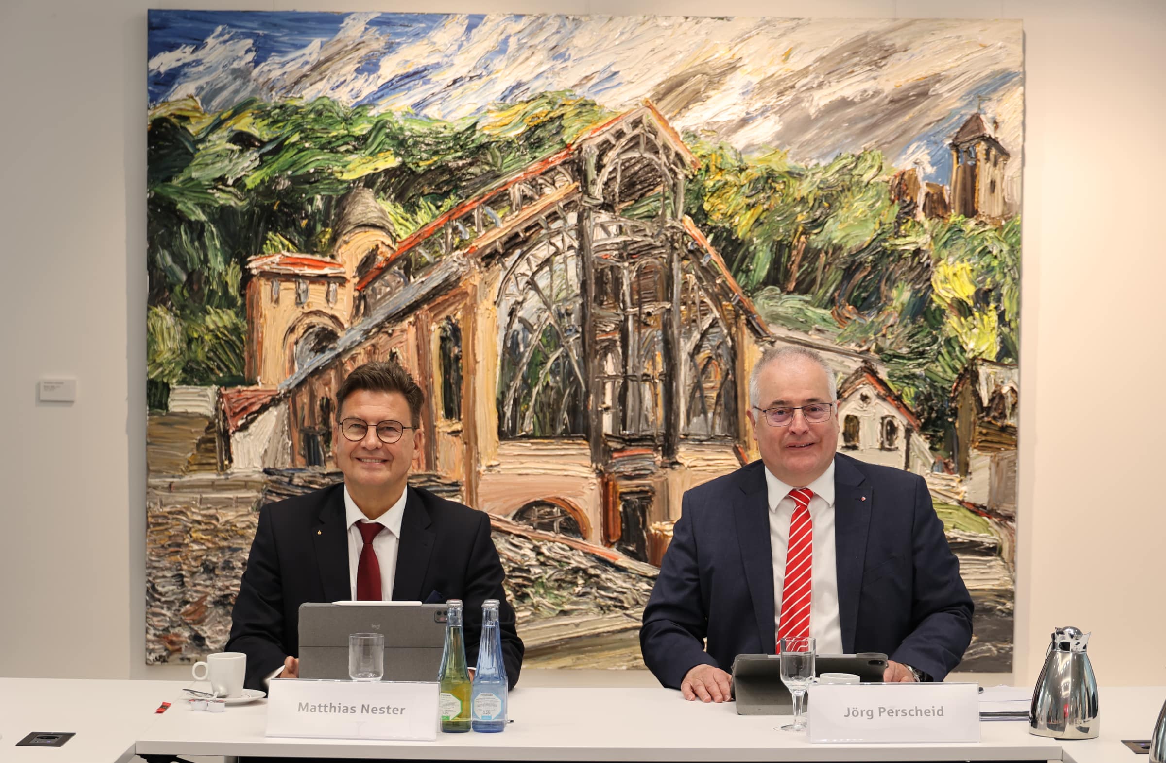 Matthias Nester (Vorstandsvorsitzender der Sparkasse Koblenz, links) und Jörg Perscheid (Vorstand der Sparkasse Koblenz, rechts) berichteten in einer Pressekonferenz von den Ergebnissen des Geschäftsjahres 2024. Foto: Dieter Lösch.