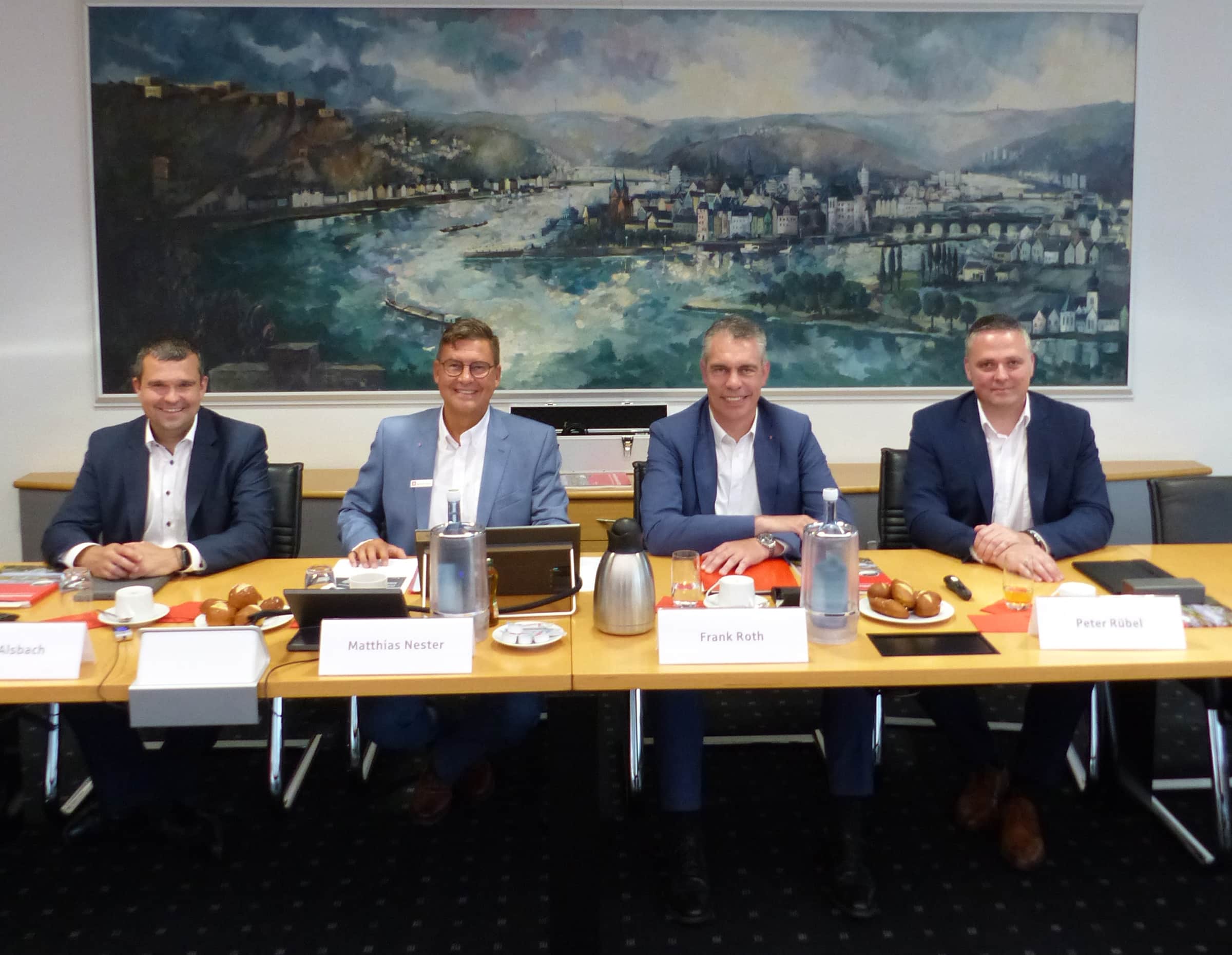 Sven Alsbach (v. links), Matthias Nester, Frank Roth und Peter Rübel berichten über die aktuellen Entwicklungen auf dem Immobilienmarkt in Koblenz und der Region Mayen-Koblenz. Foto: Manfred Gerz.