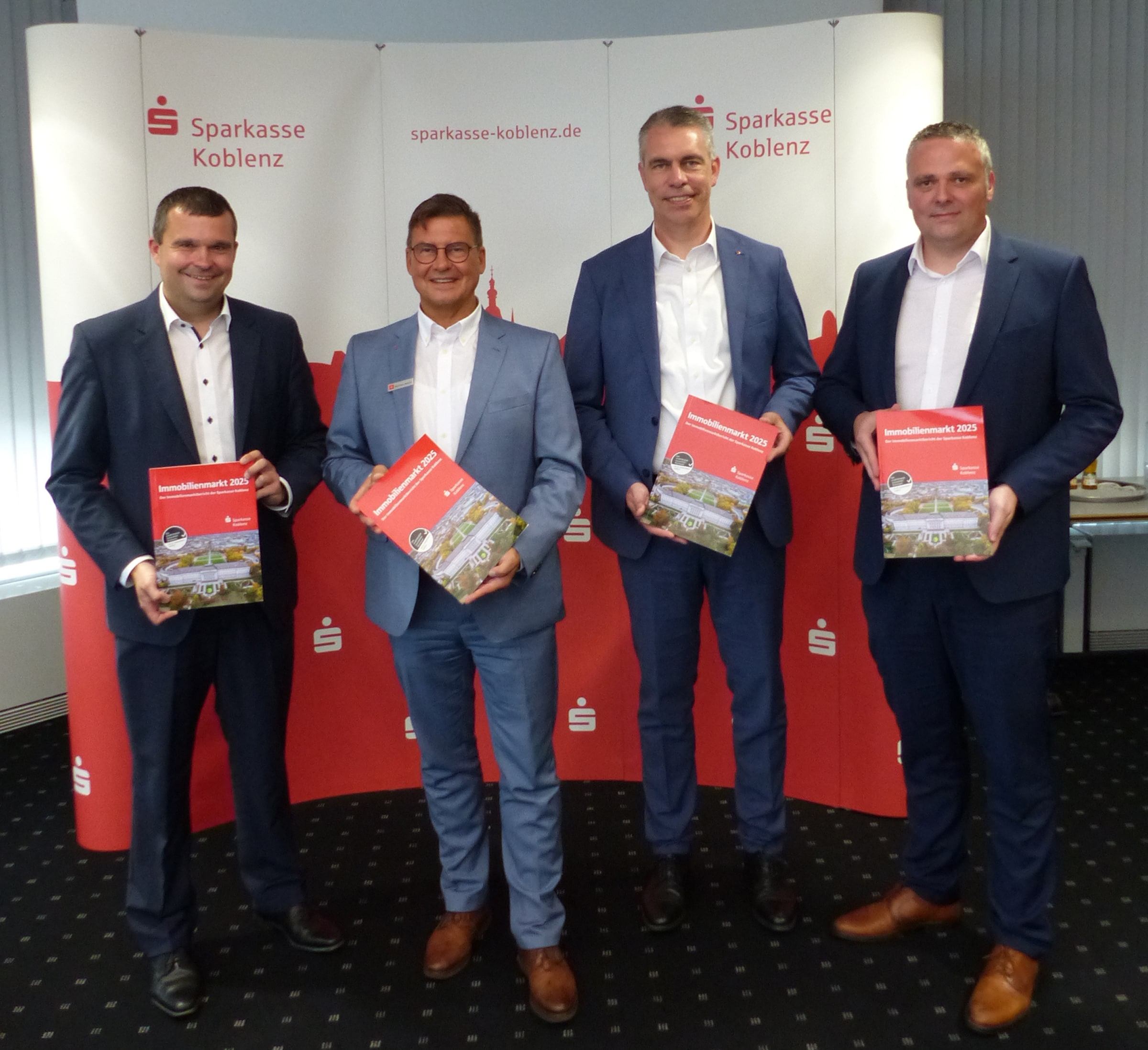 Stellen den neuen Immobilienmarktbericht 2025 der Sparkasse Koblenz vor (v. links): Sven Alsbach, Matthias Nester, Frank Roth und Peter Rübel. Foto: Manfred Gerz.