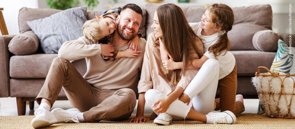 Junge Familie hat Spaß vor der Couch