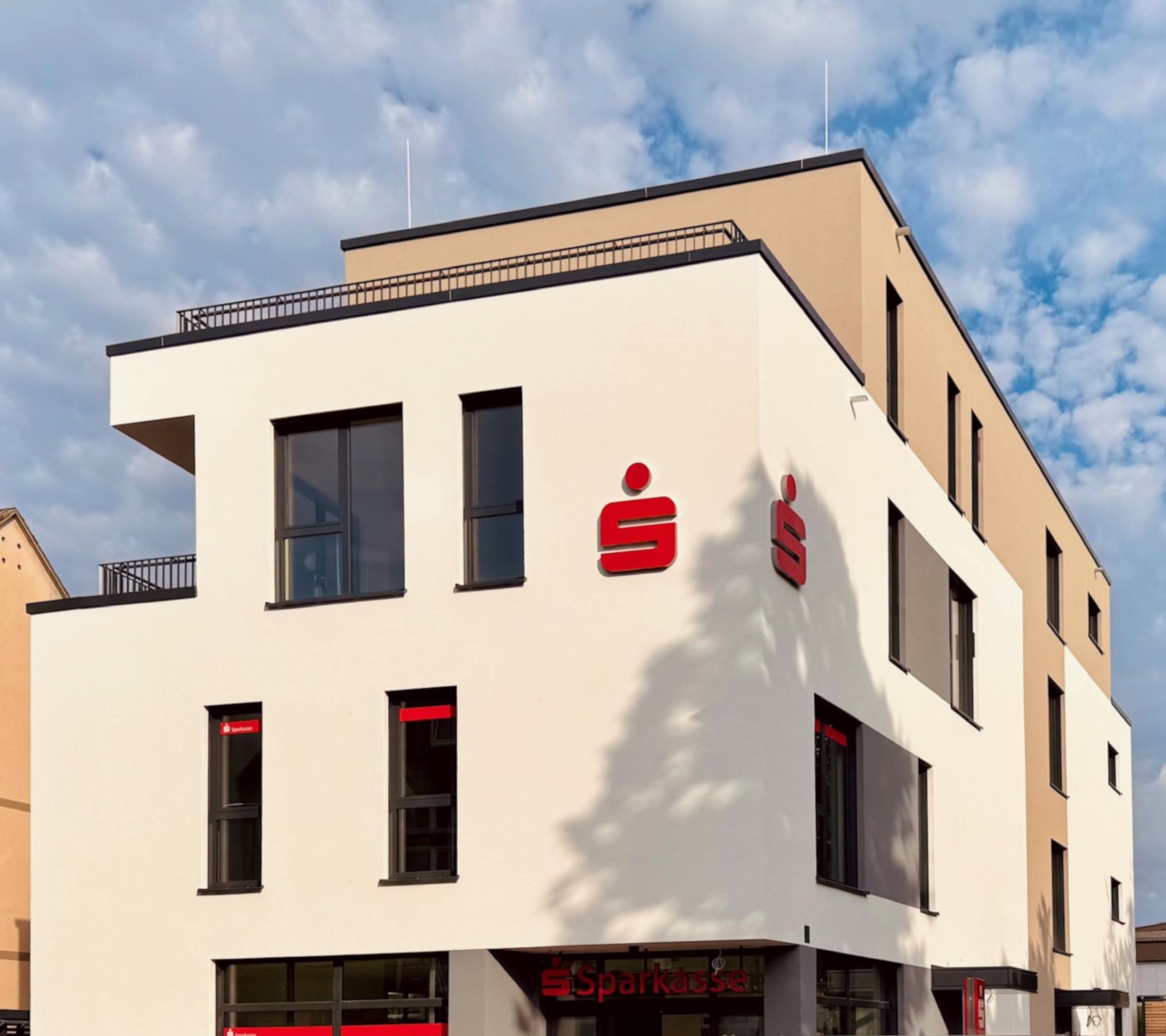 Die Sparkasse Koblenz heißt ihre Kundinnen und Kunden ab dem 7. Juli in der neuen Geschäftsstelle im Brenderweg 121 a herzlich willkommen.