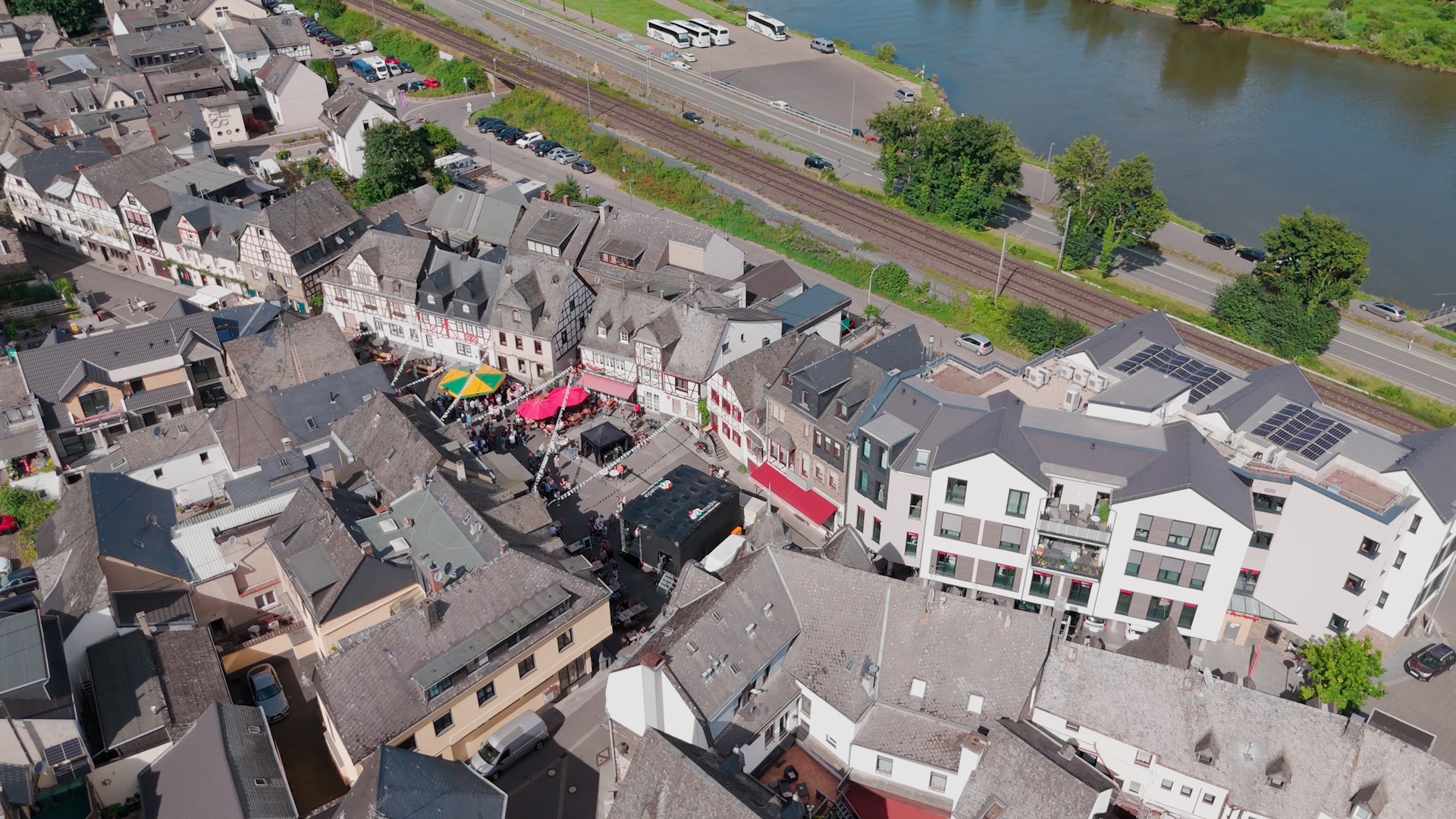 Drohnenaufnahme: Blick auf den Marktplatz von Kobern-Gondorf mit dem Wein- und Burgenfest