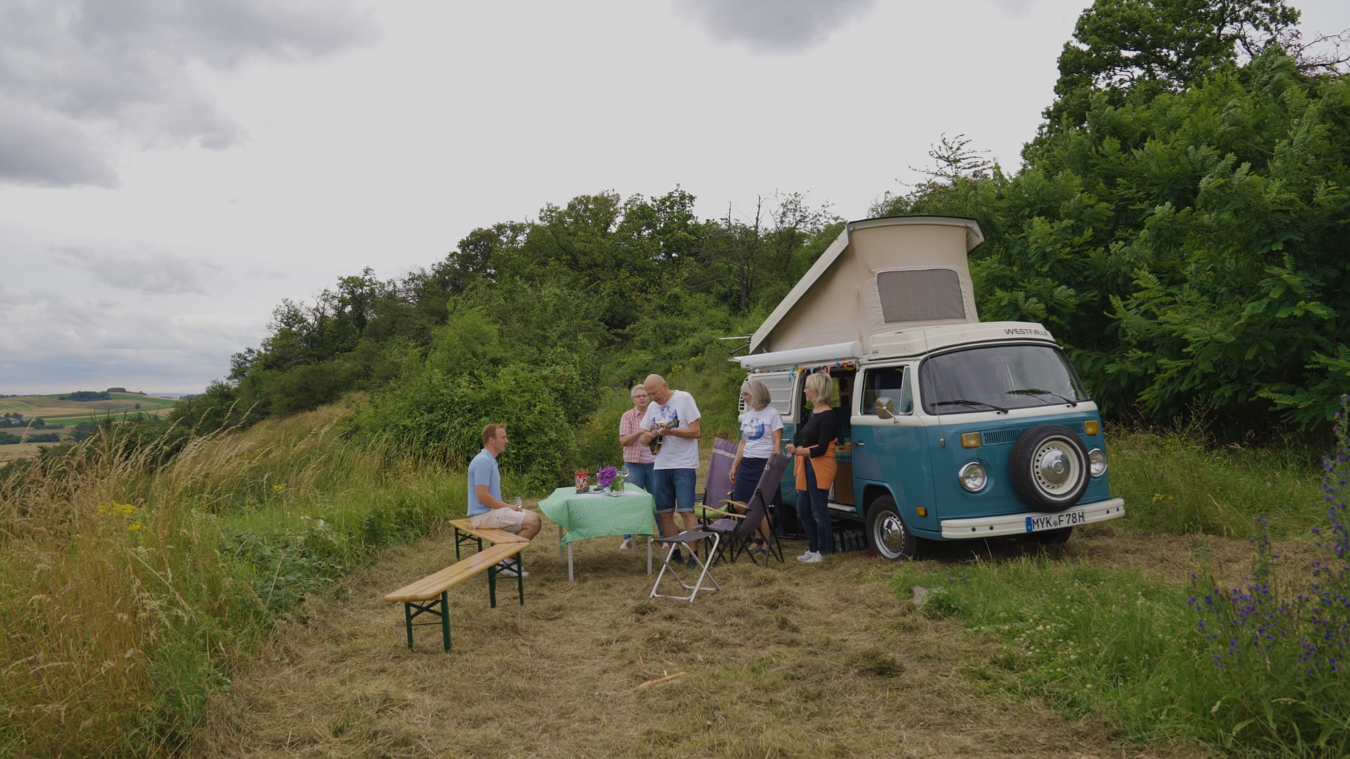 VW-Bully im Weinberg - eine Station bei der Sparkassen-Weinwanderung