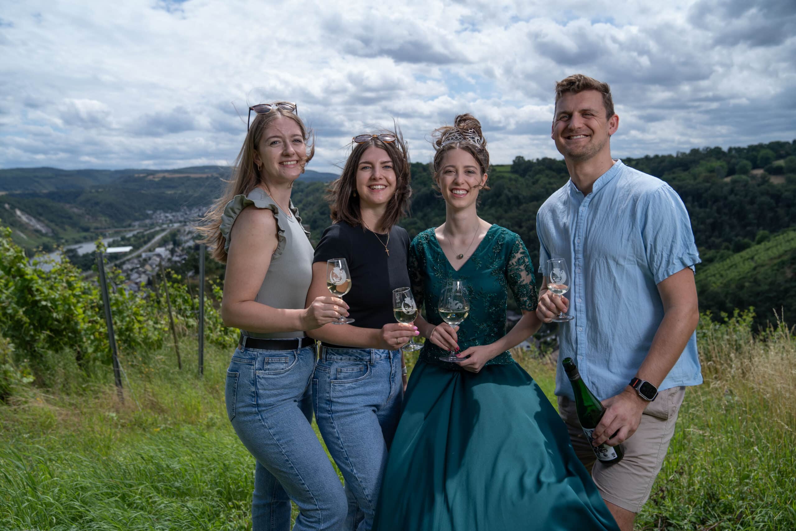 Anstoßen mit der Weinkönigin