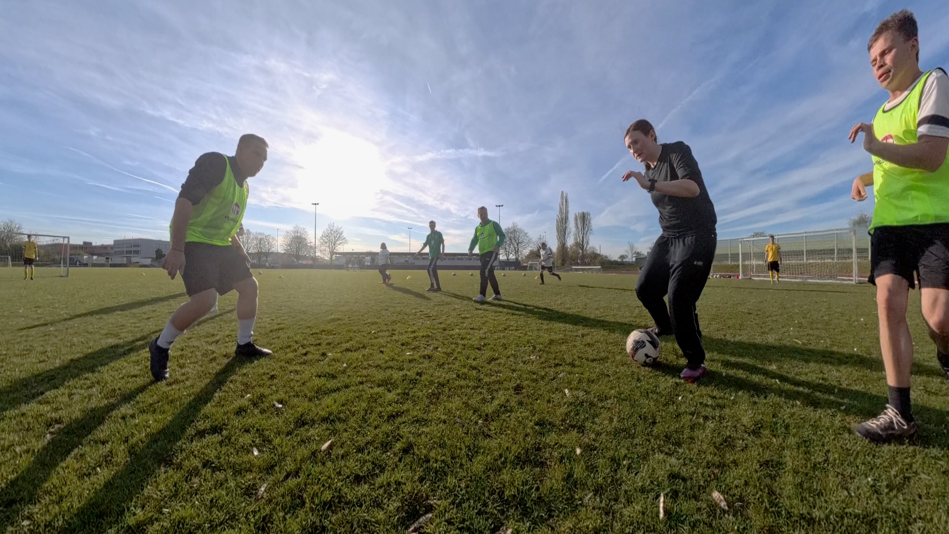 Fußballspieler beim Fußball spielen