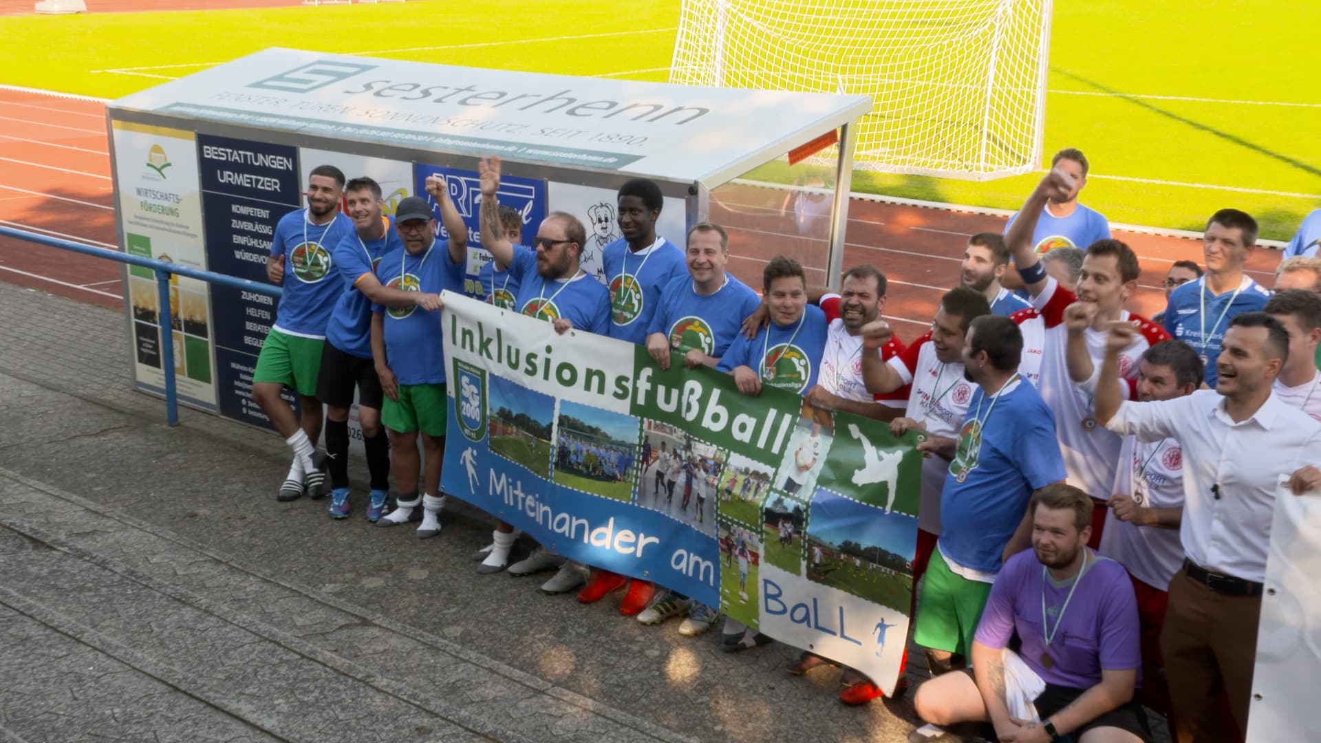 Gruppenbild der Inklusionsmannschaft der SG 2000 Mülheim-Kärlich bim Fußball-Turnier Deutsches-Eck-Cup