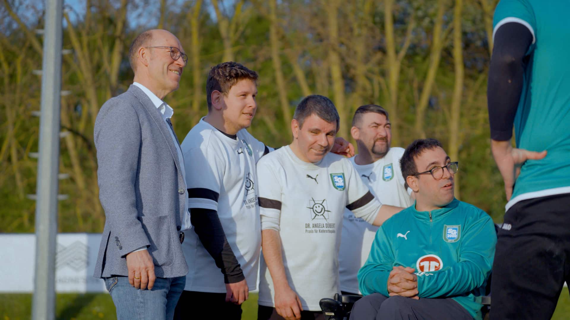Gruppenbild mit Inklusionsmannschaft der SG 2000 Mülheim-Kärlich und dem Geschäftsstellen-Leiter Bernd Oster