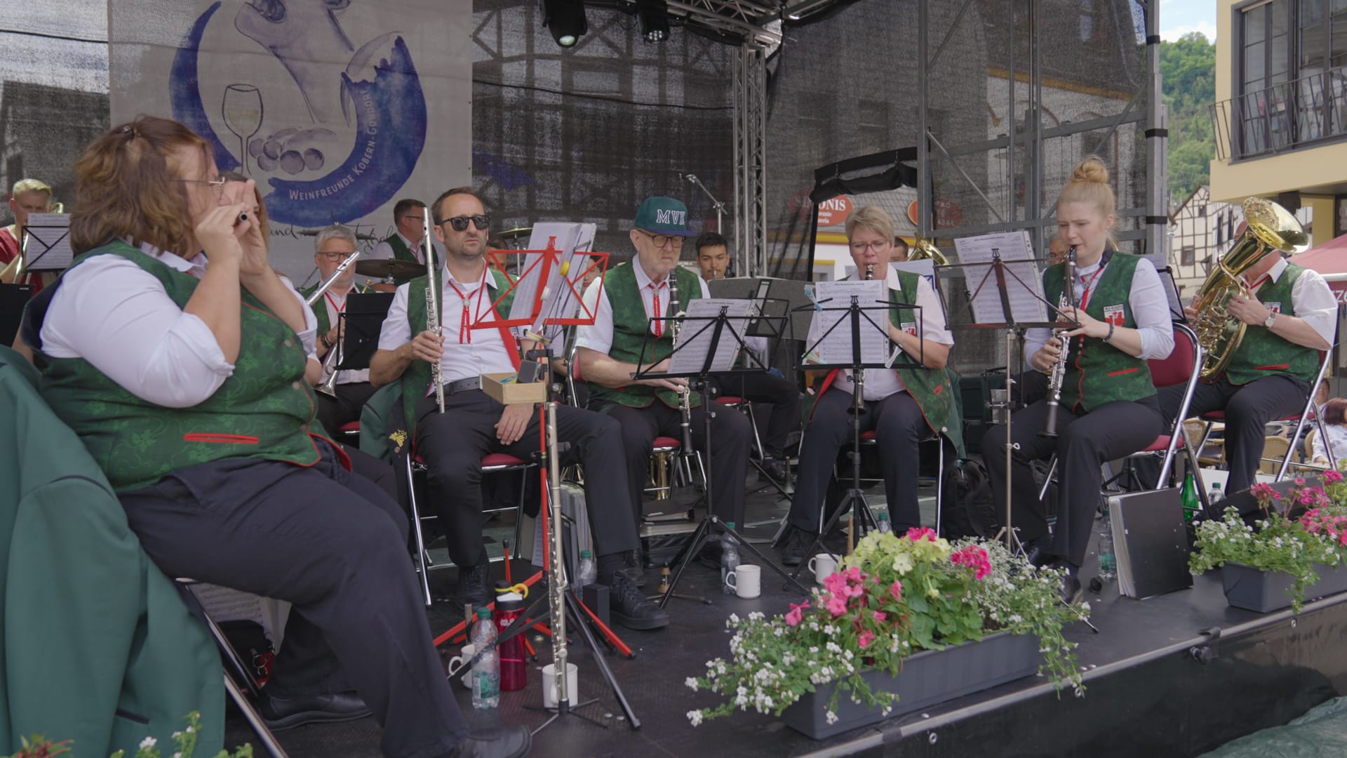 Traditionelle Blas-Musikkapelle auf der Bühne des Wein- und Burgenfestes in Kobern-Gondorf
