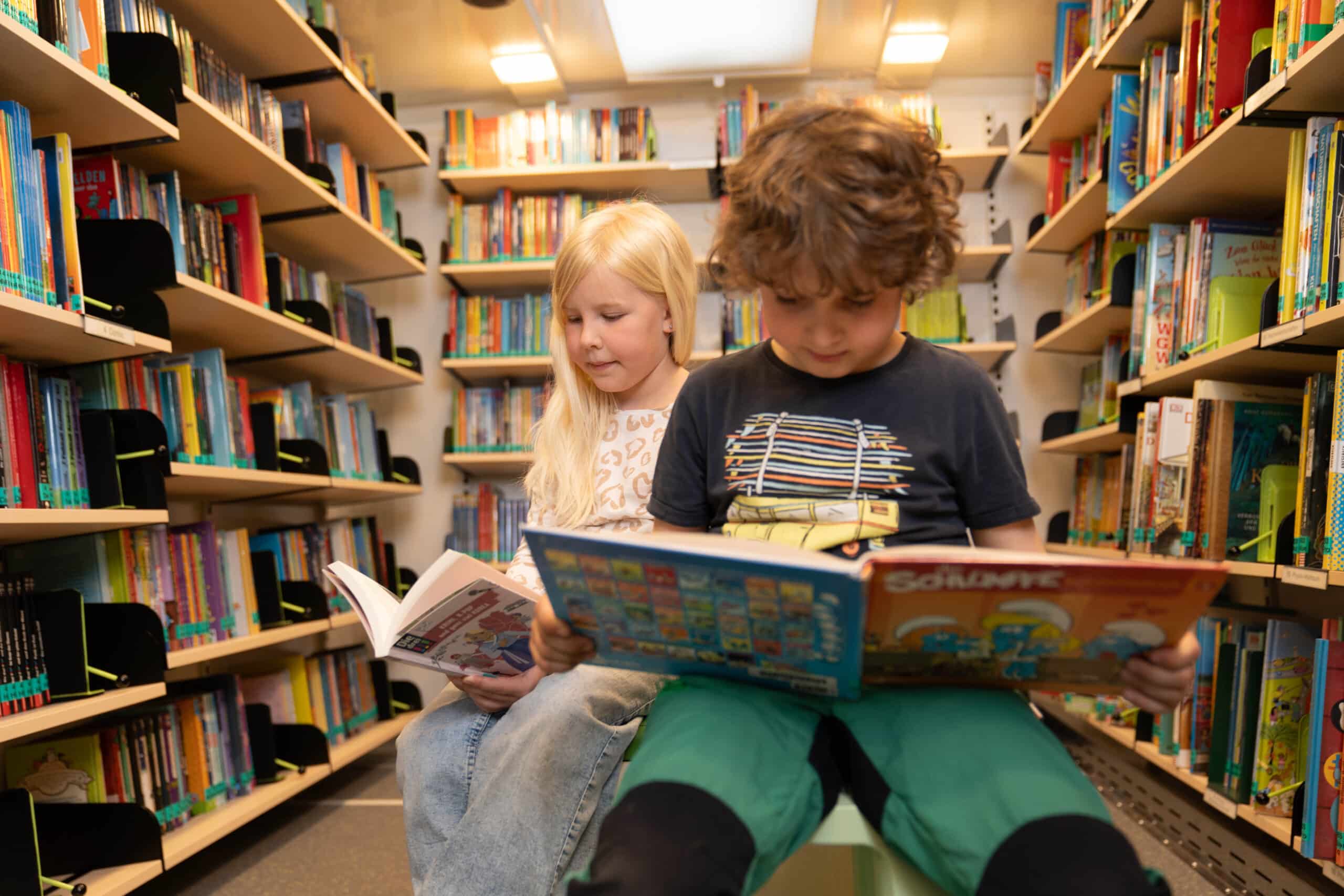 Junge beim Lesen eines Buches im Schüler-Bücherbus der Stadtbibliothek Koblenz