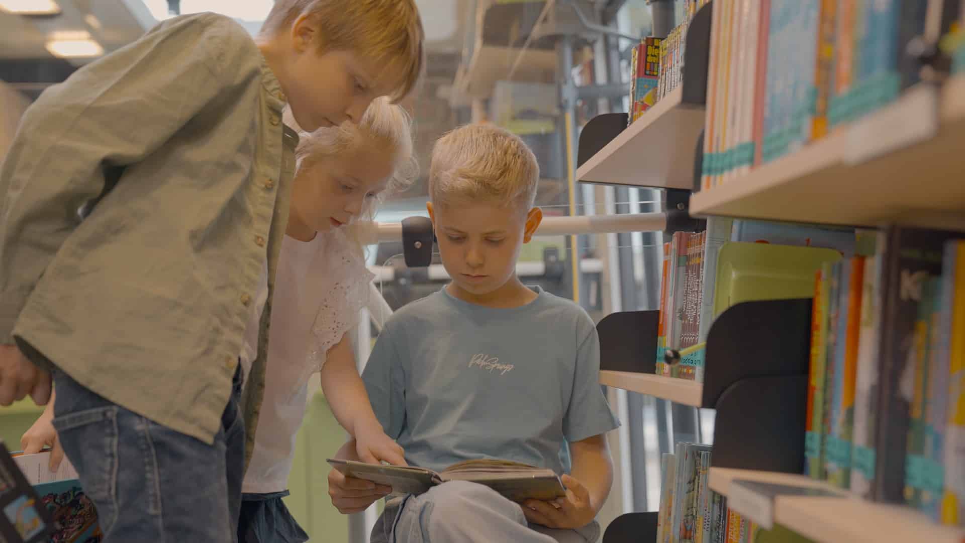 Kinder beim Lesen im Schüler-Bücherbus 