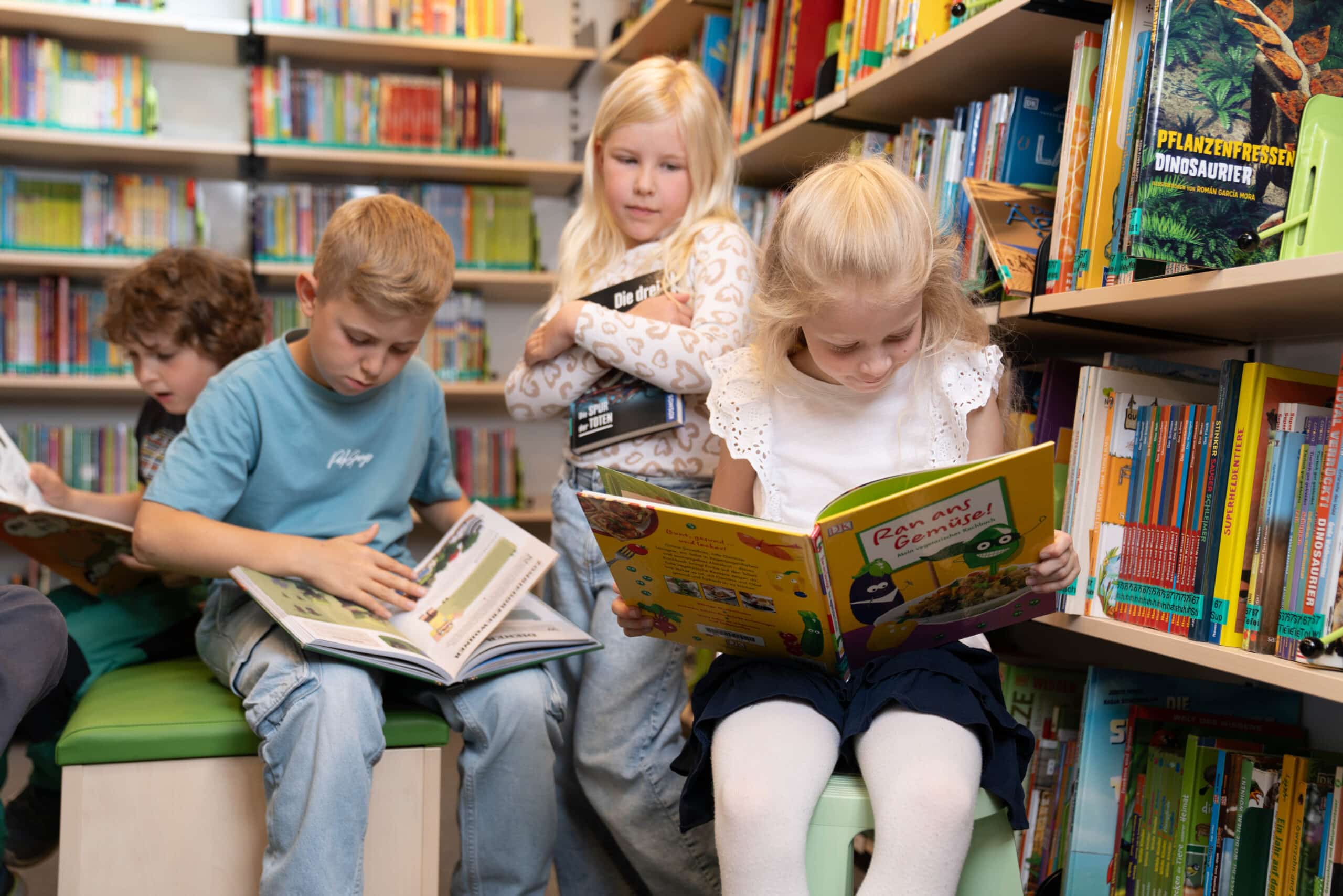 Kinder beim Lesen im Schüler-Bücherbus 