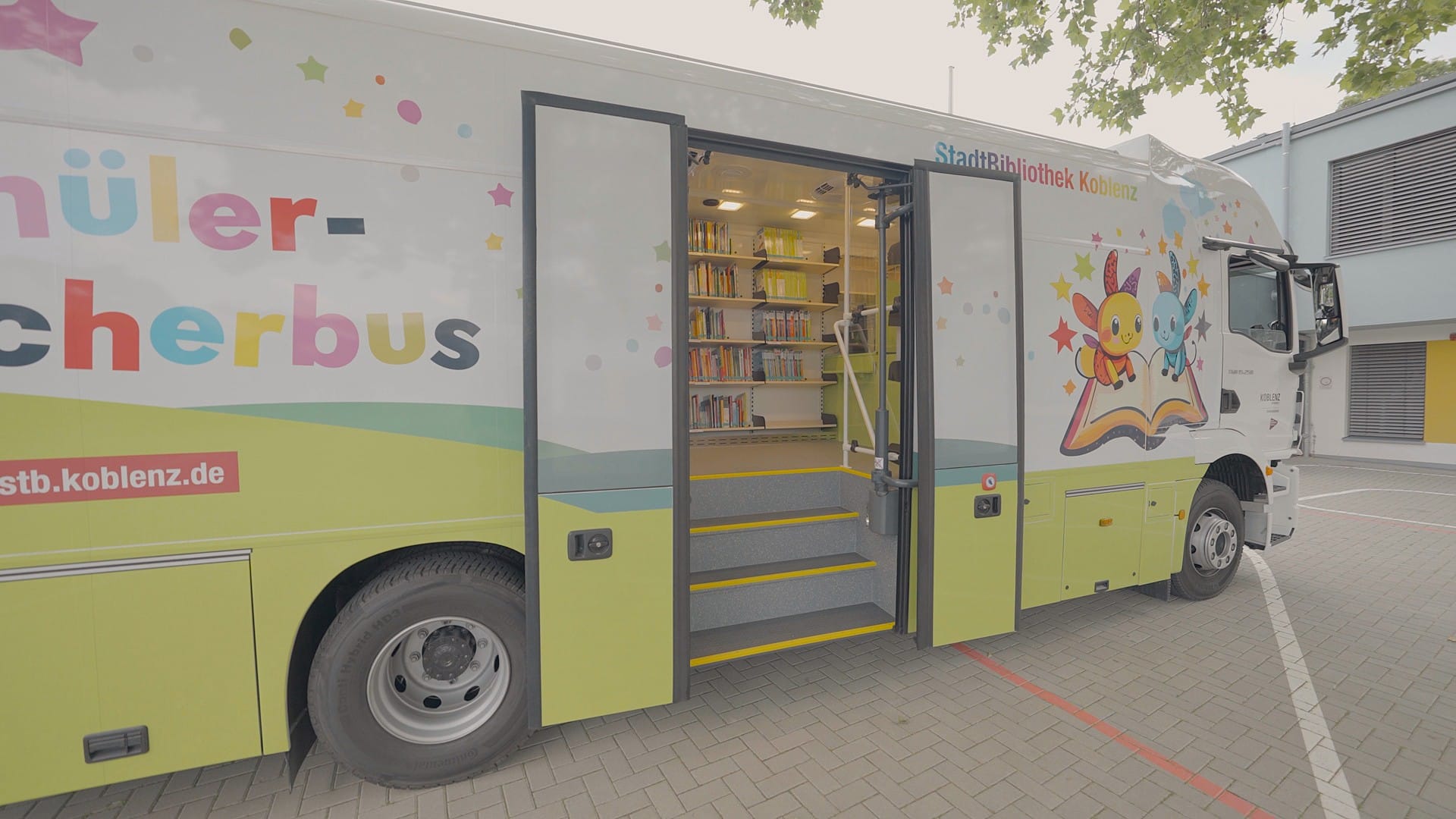 Schüler-Bücherbus der Stadtbiblithek Koblenz mit geöffneten Bustüren